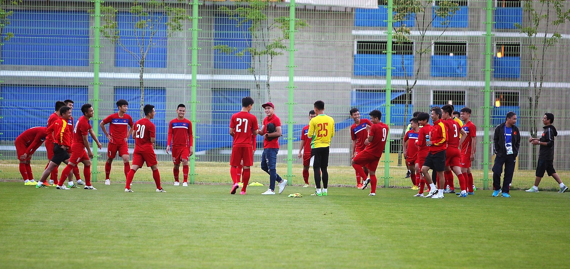 U20 Viet Nam nhan qua dac biet, anh 4