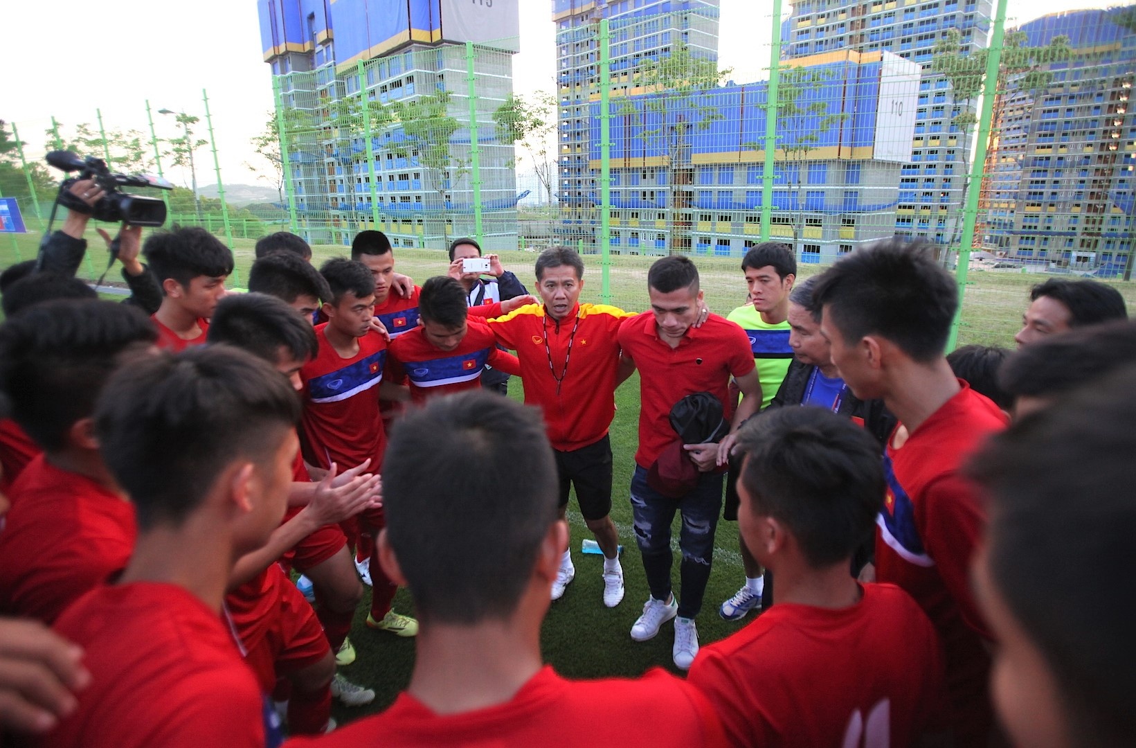 U20 Viet Nam nhan qua dac biet, anh 5