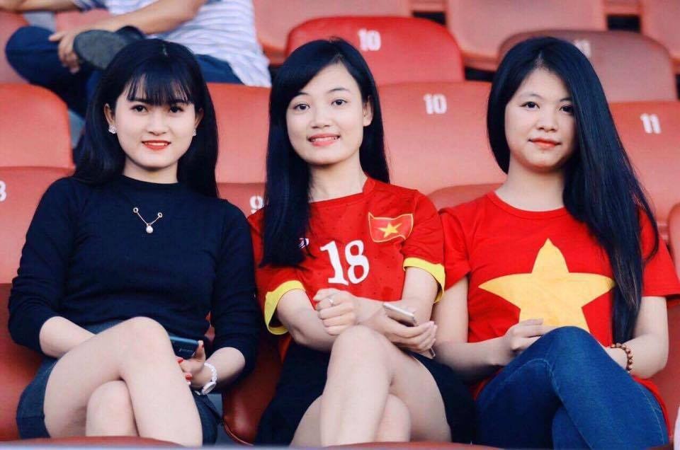 Ban gai tien ve U20 Viet Nam gui qua dac biet sang Han Quoc hinh anh