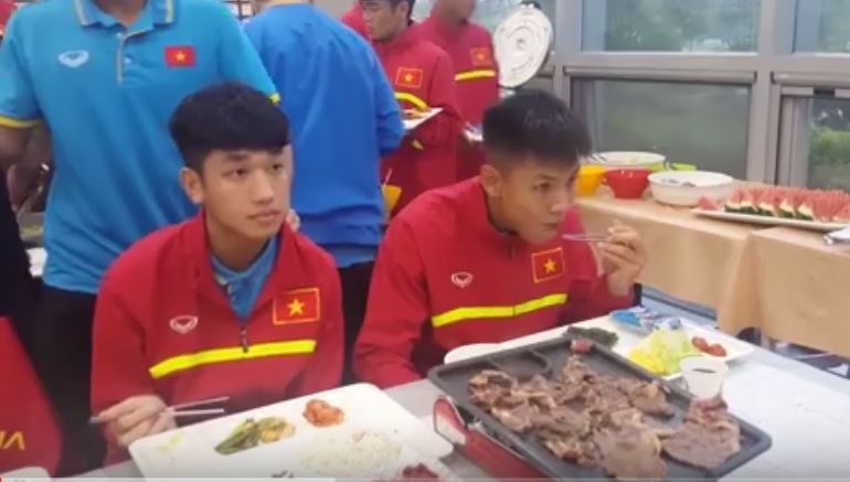 Bua an cua U20 Viet Nam tai World Cup hinh anh