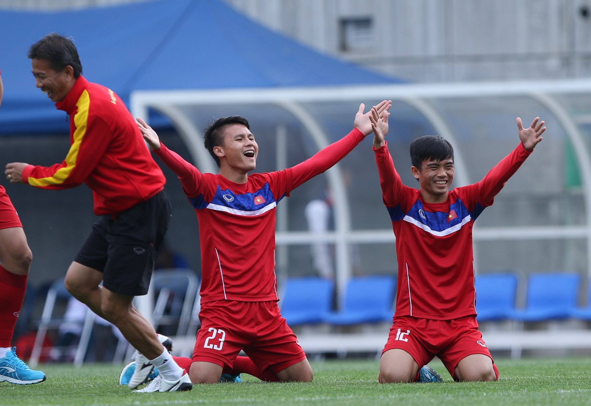 Hang cong U20 Viet Nam thang HLV Hoang Anh Tuan o bai dut diem hinh anh