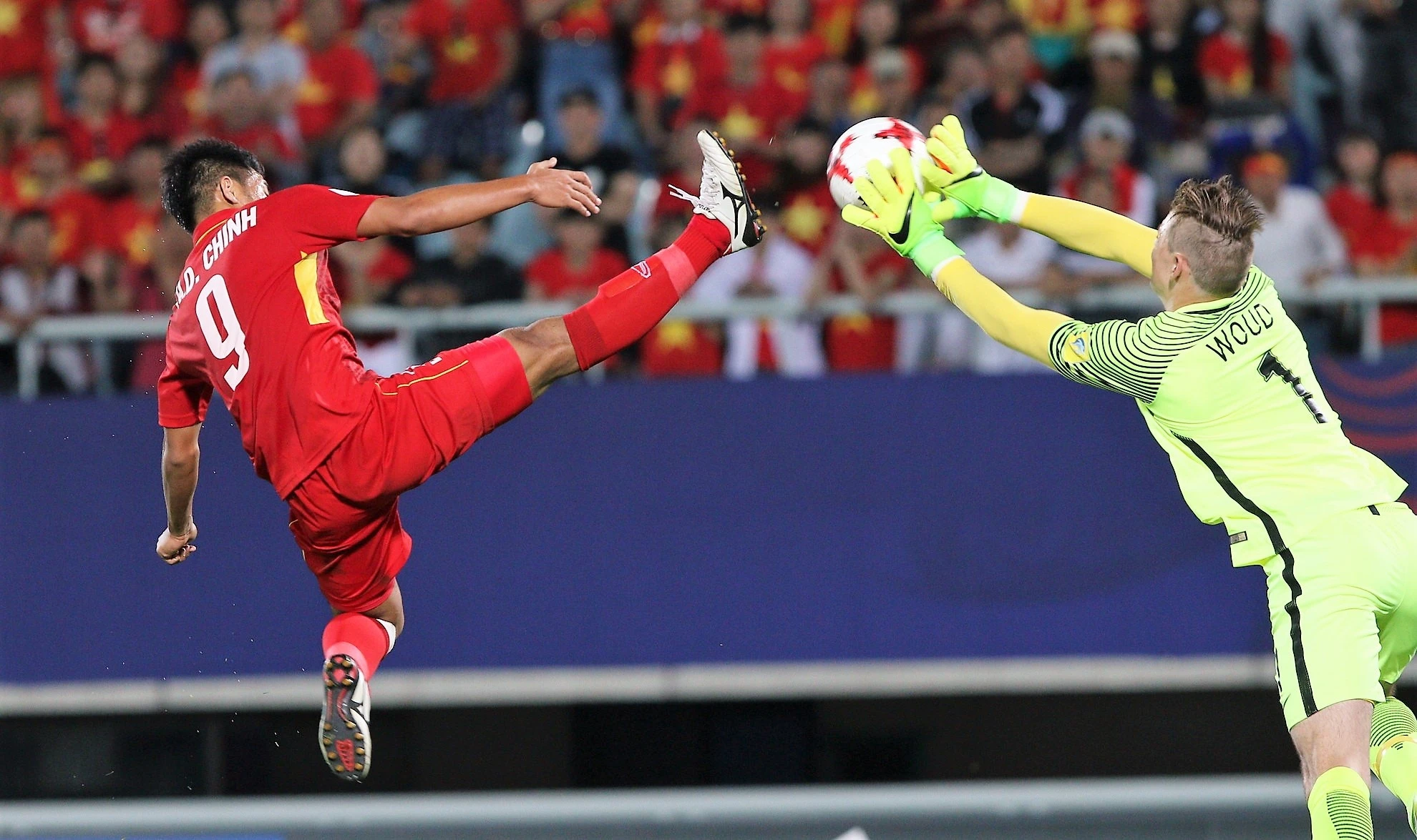 Duc Chinh ghi ban vao luoi Phap anh 1