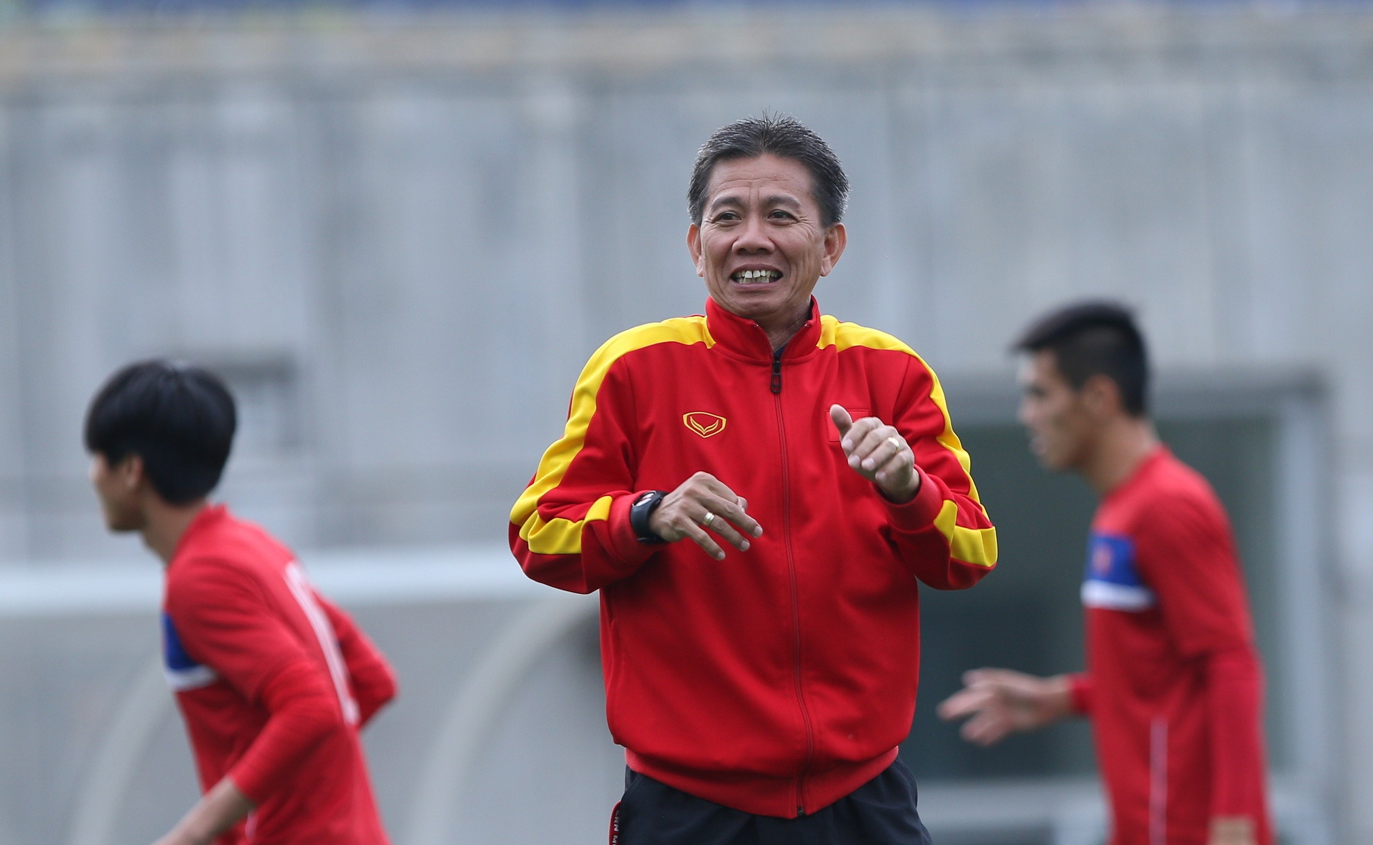 HLV Hoang Anh Tuan giai thich ve can phong luon sang den o World Cup hinh anh