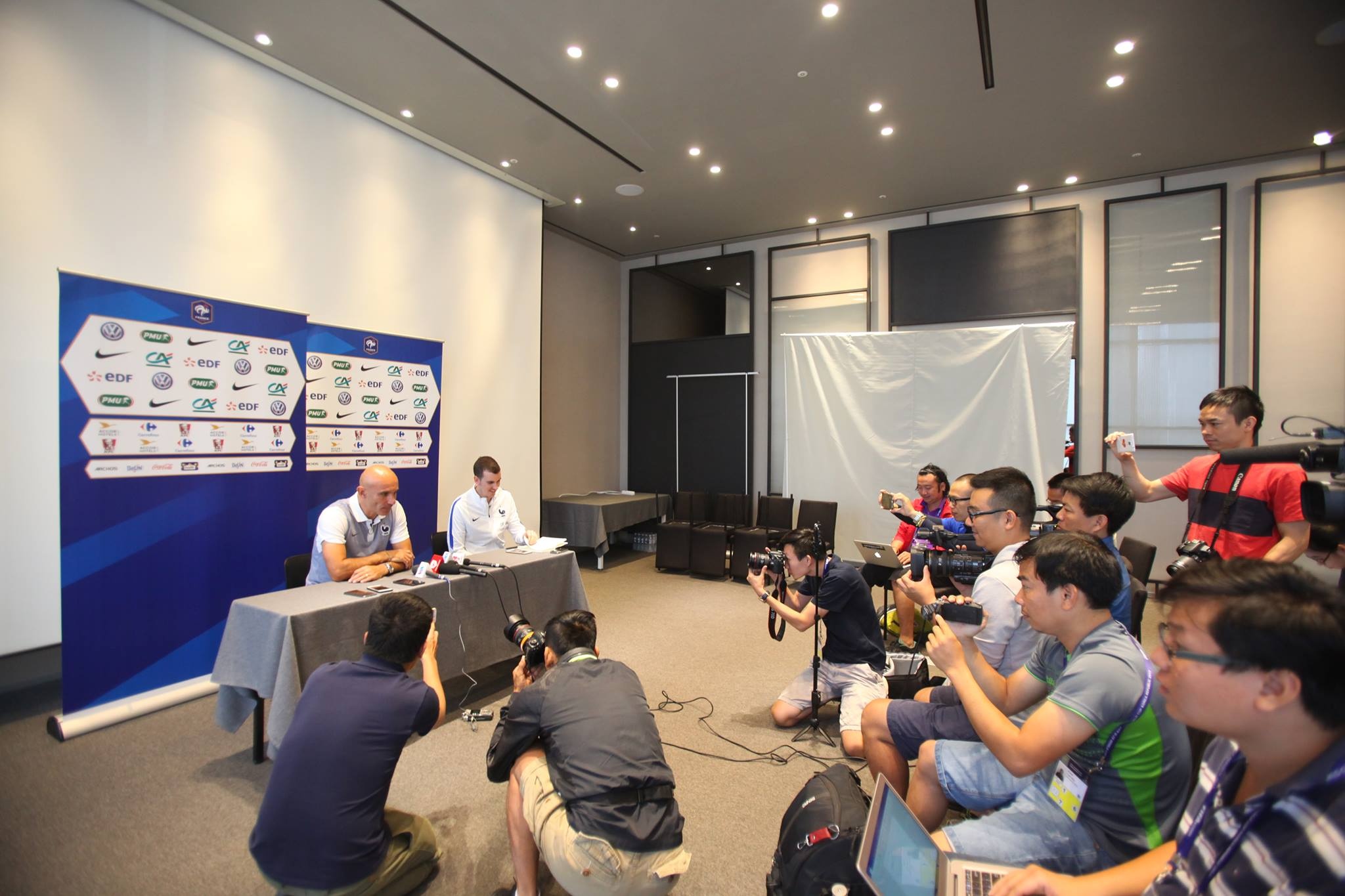 Video HLV Phap gap rieng phong vien Viet Nam truoc tran dau hinh anh