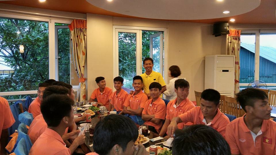 HLV Hoang Anh Tuan hua tu tay nau an thuong U20 Viet Nam hinh anh