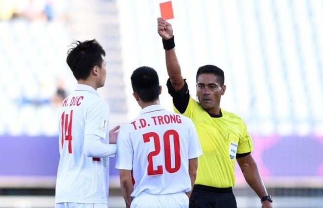 U20 Viet Nam co the phai tra gia vi pham loi qua nhieu o World Cup hinh anh
