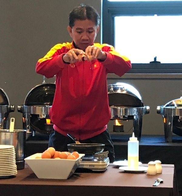 Hoang Anh Tuan nau an thuong toan doi anh 1