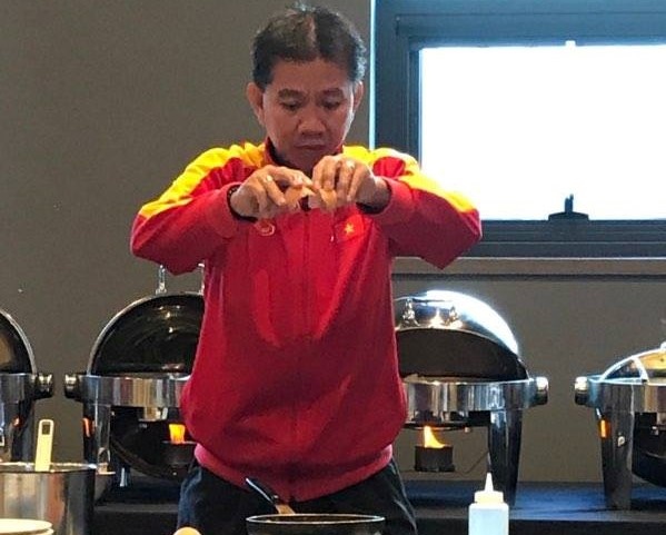 HLV Hoang Anh Tuan se nau an khao U20 Viet Nam neu thang Honduras hinh anh