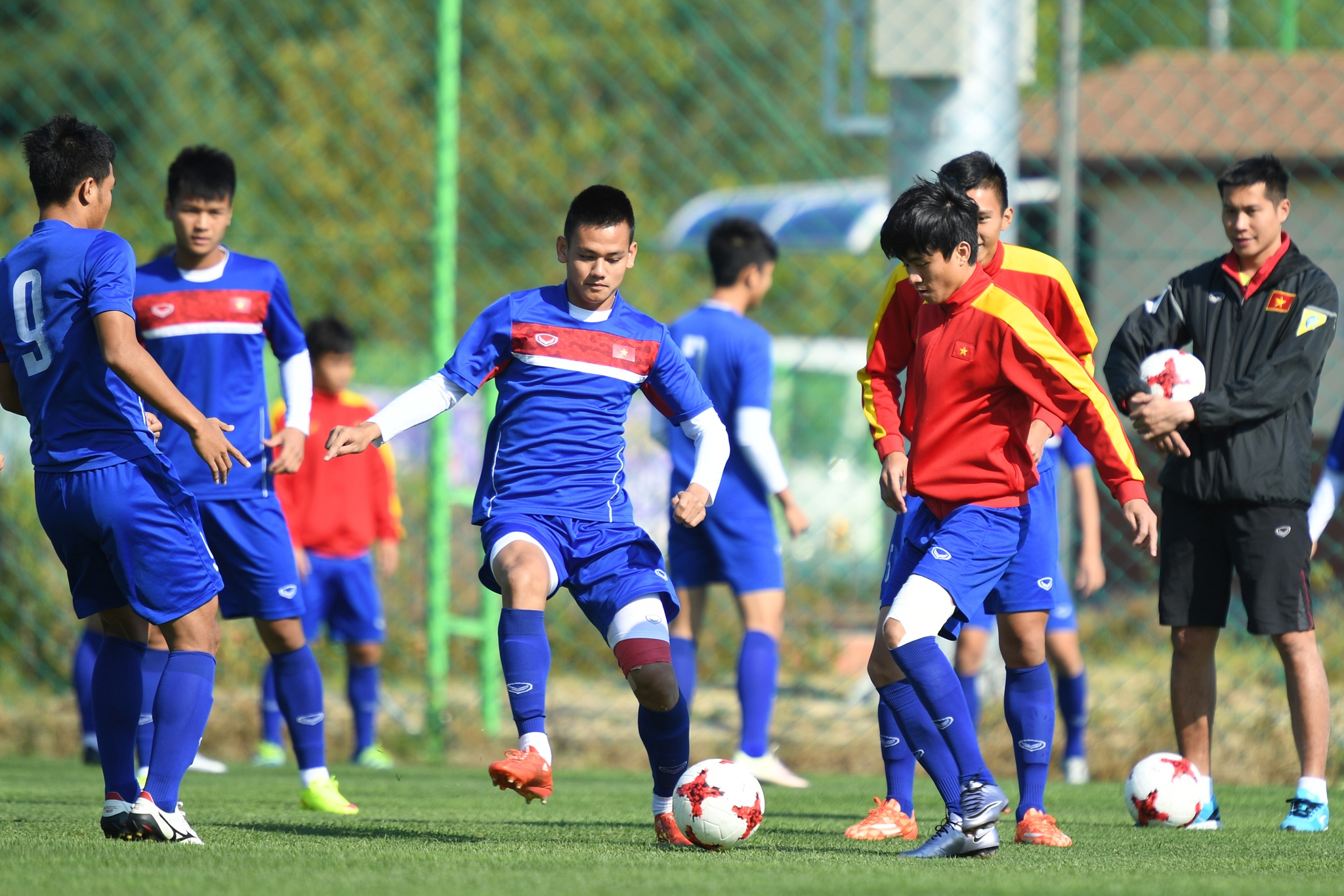 U20 Viet Nam tap da voi 2 tien dao truoc tran gap U20 Honduras hinh anh