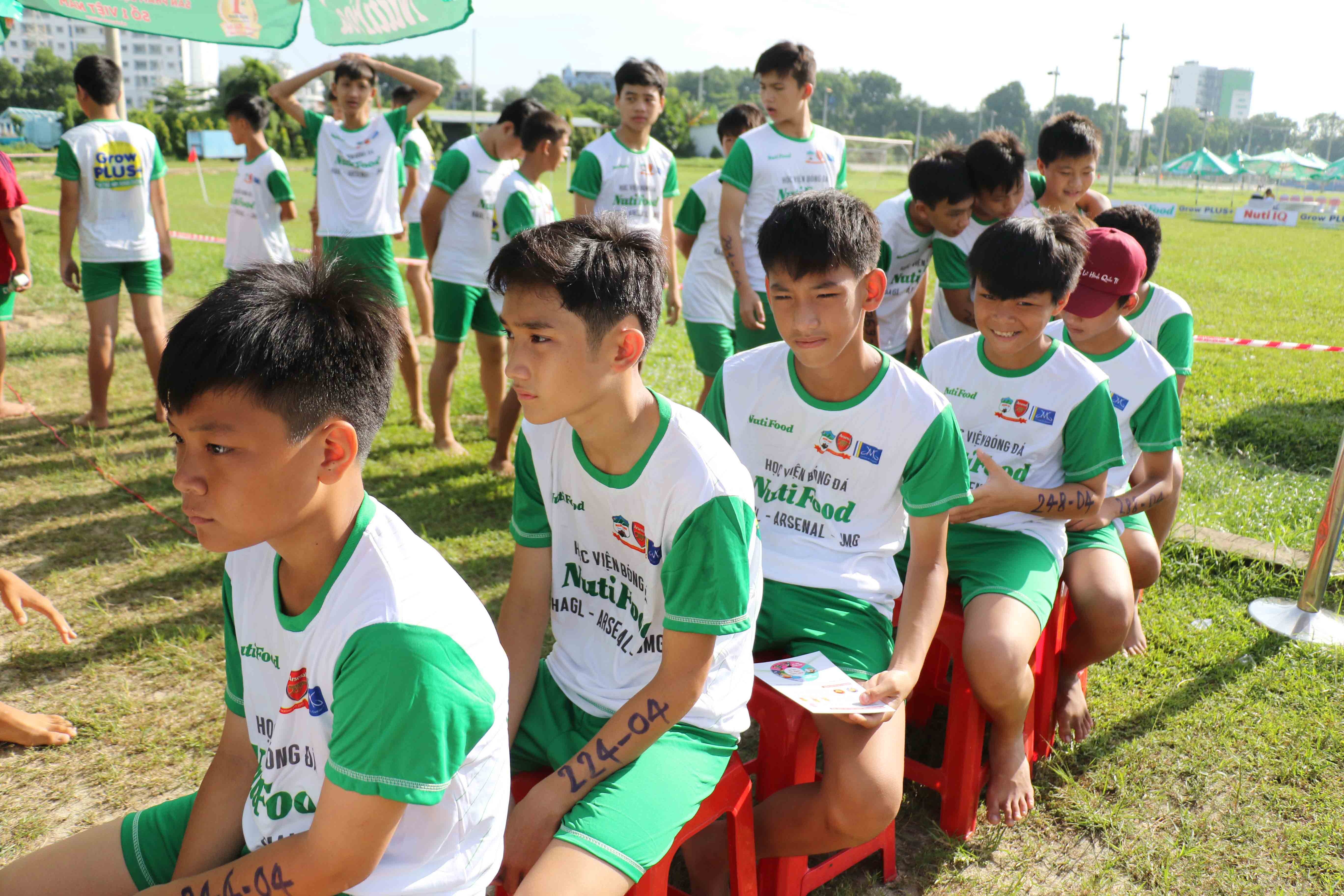 Thi sinh ca nuoc do ve du thi vao hoc vien JMG TP.HCM hinh anh