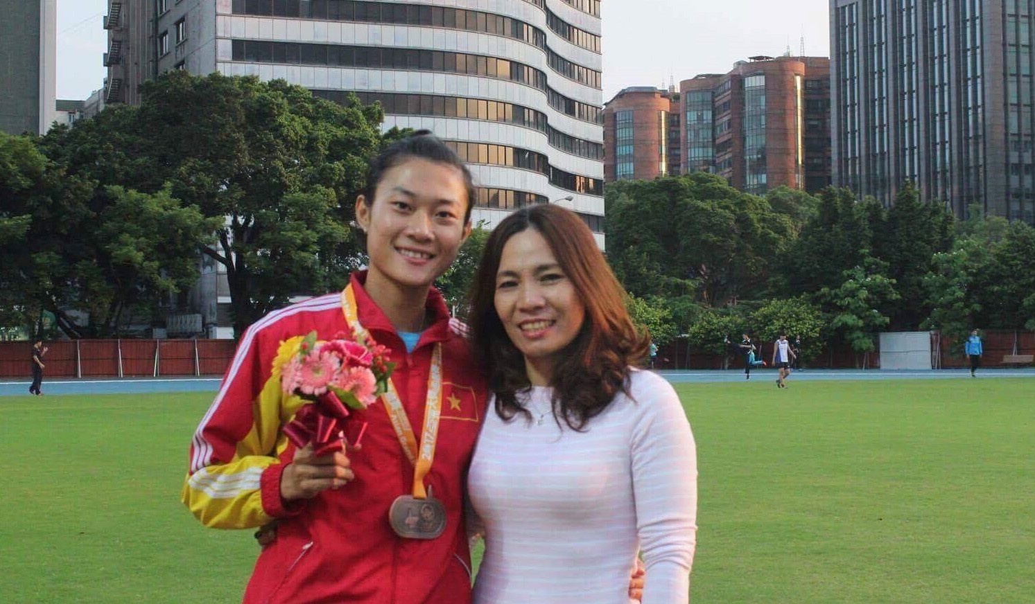 Le Tu Chinh pha ky luc ca nhan, vuot HCV 100 m SEA Games hinh anh