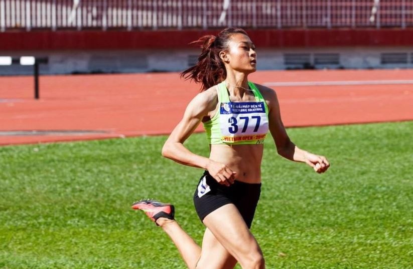 Video Tu Chinh bo xa doi thu o duong chay 100 m hinh anh