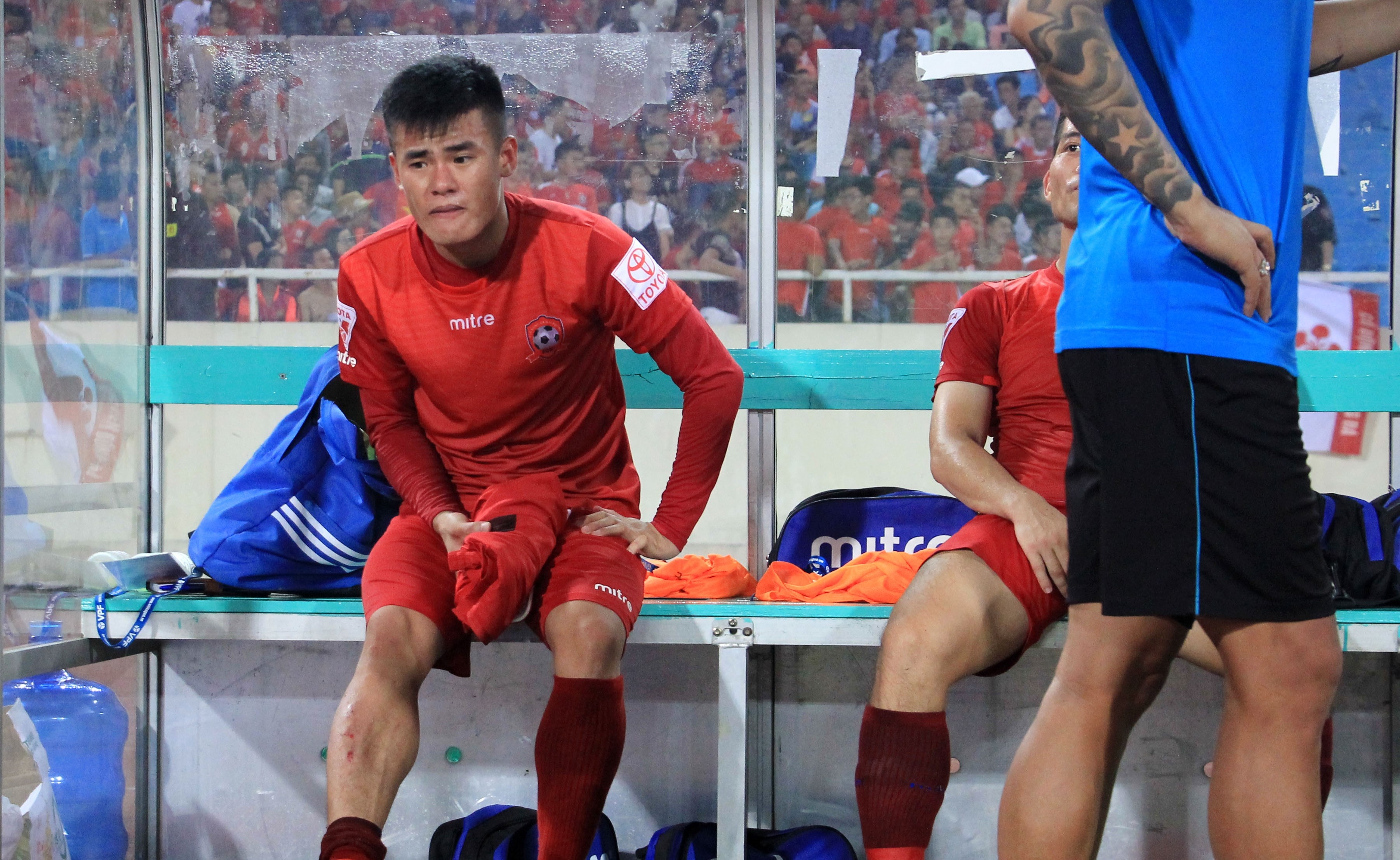 Anh Hung dau phat khoc sau pha bong triet ha cua Sam Ngoc Duc hinh anh