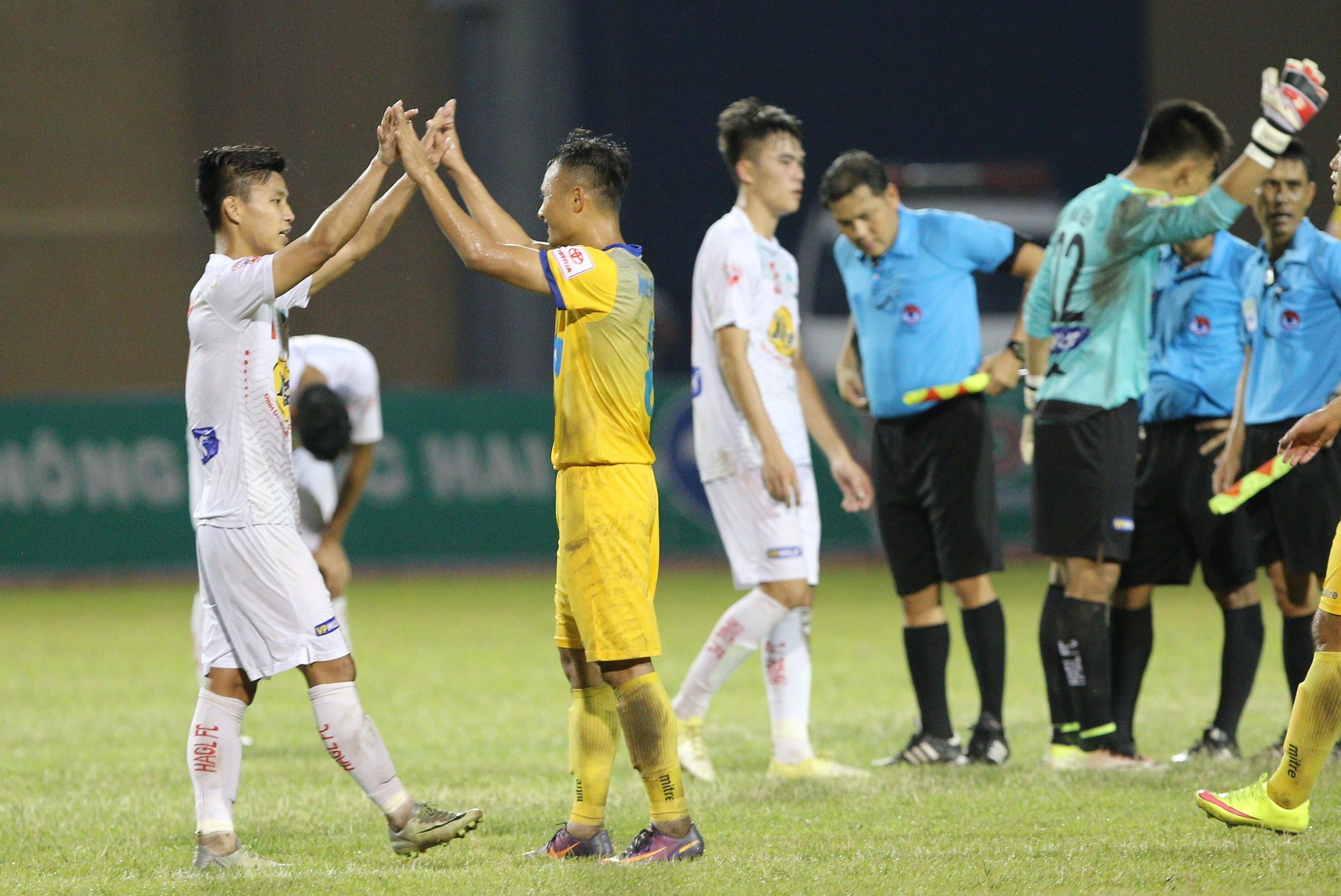 Cong Phuong dan HAGL xin loi khan gia anh 2