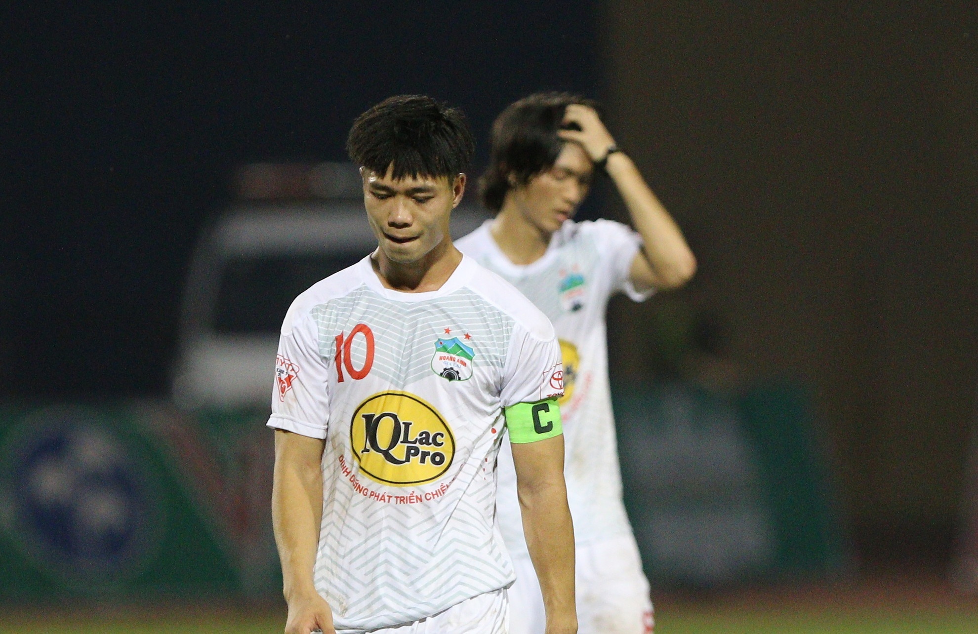 Cong Phuong dan toan doi xin loi khan gia sau tran thua Thanh Hoa hinh anh