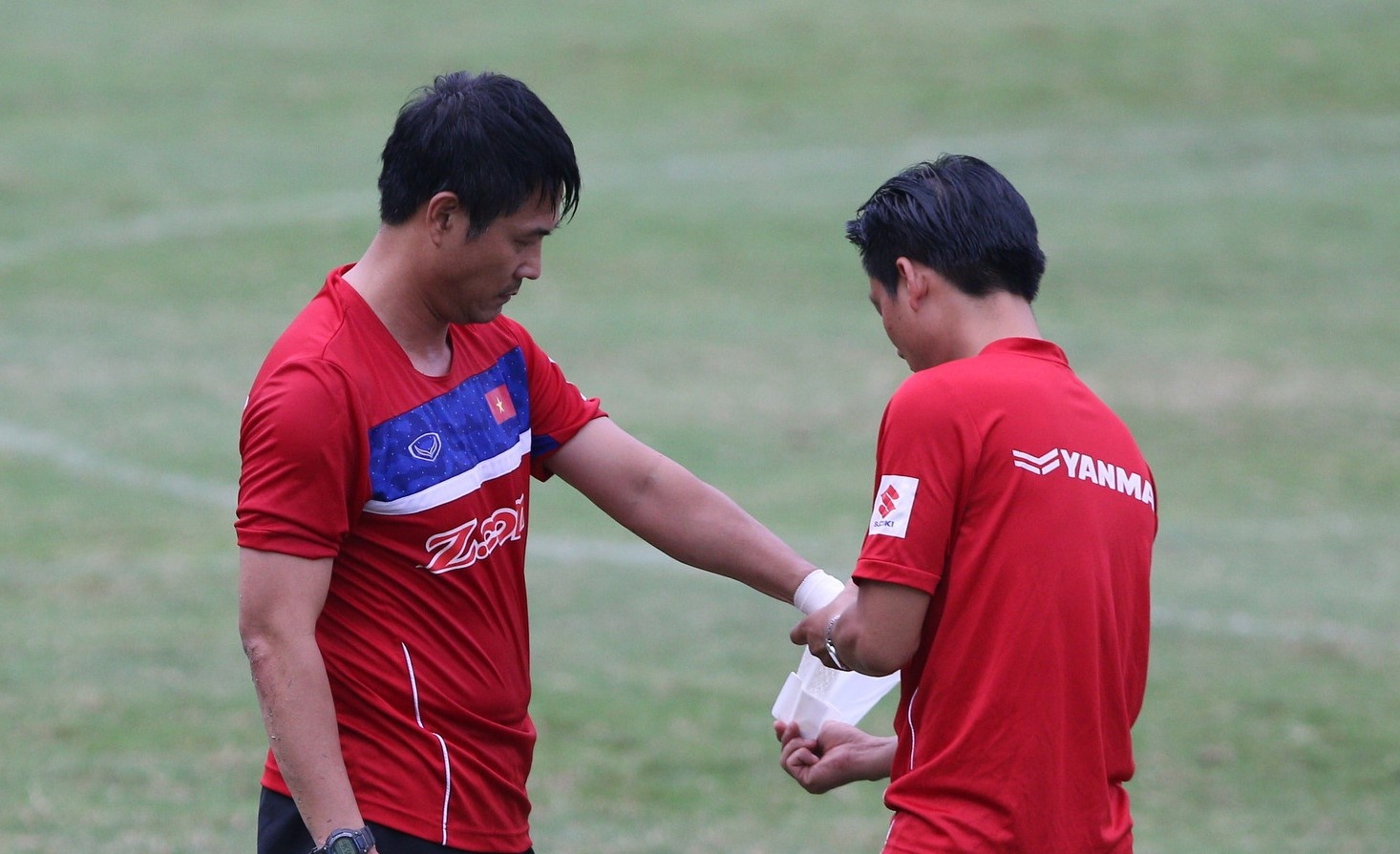 HLV Huu Thang chan thuong khi tap cung U22 Viet Nam hinh anh