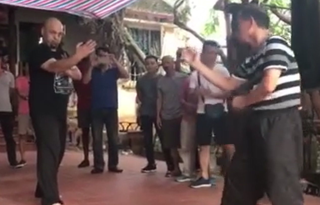 Video Flores thang tran thu 2 lien tiep truoc vo su Viet Nam hinh anh