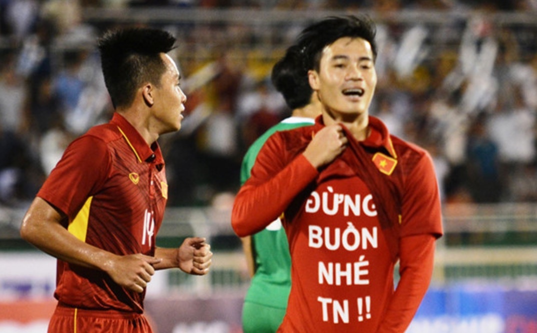Van Toan khong hieu luat FIFA khi in thong diep tren ao? hinh anh