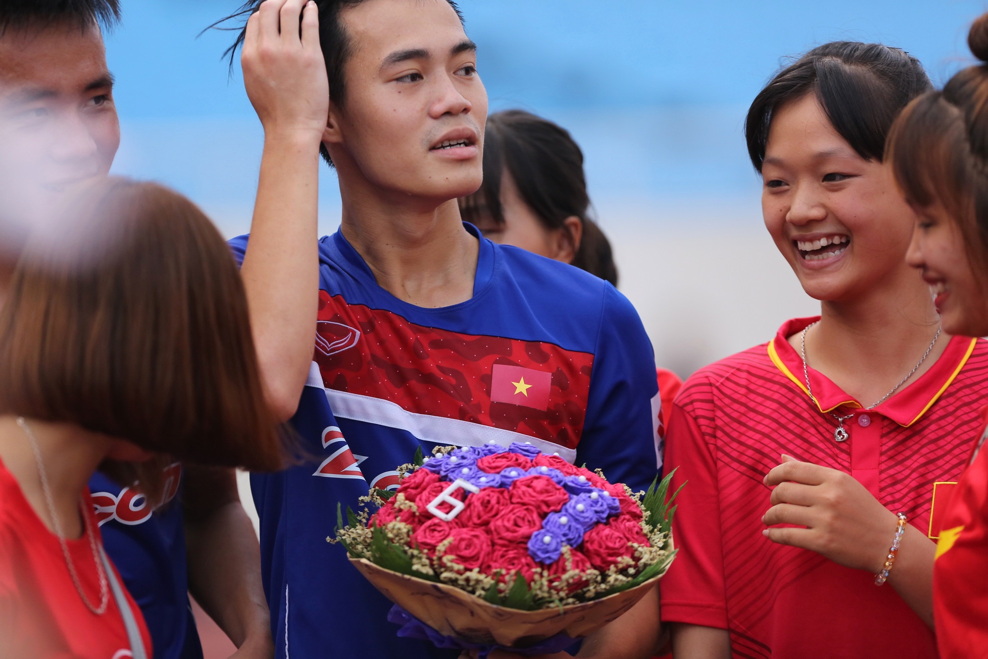 Fan nu tang hoa Van Toan anh 1