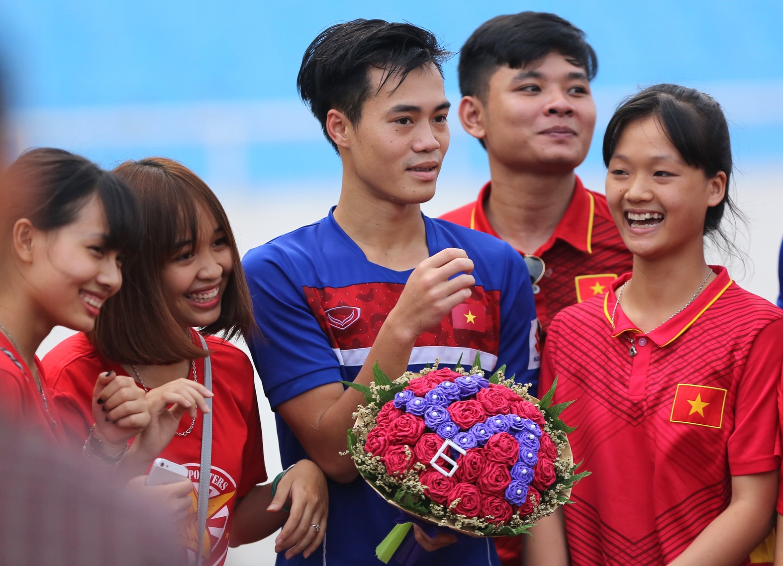 Fan nu tran xuong san tang hoa Van Toan truoc tran gap doi K.League hinh anh