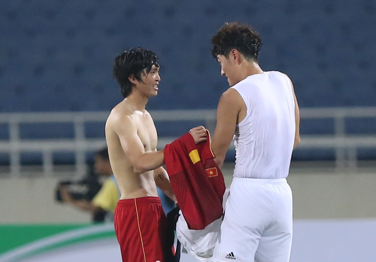 Cau thu Han Quoc than thien doi ao voi Tuan Anh, Xuan Truong hinh anh