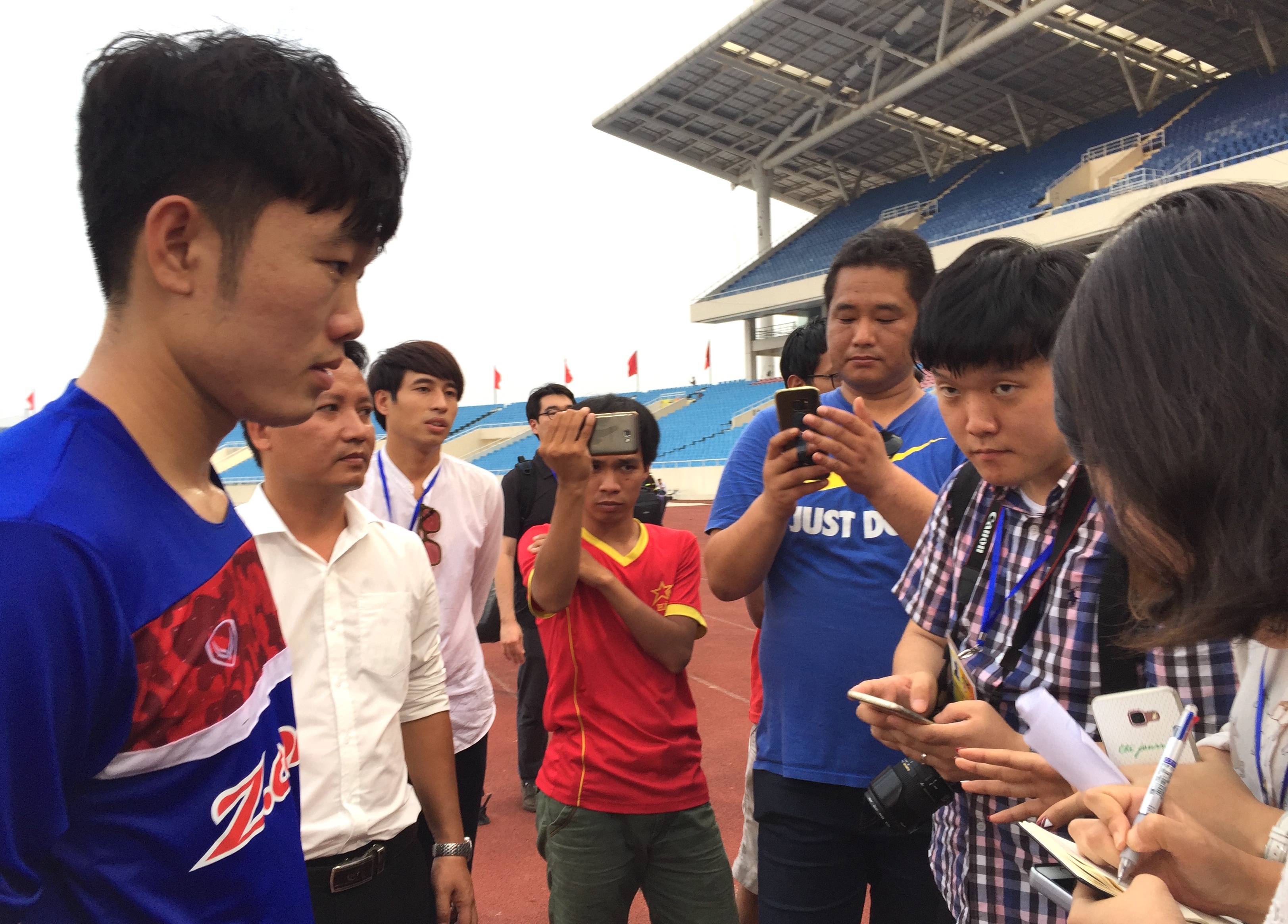 Phong vien Han Quoc 'san don' Xuan Truong hinh anh