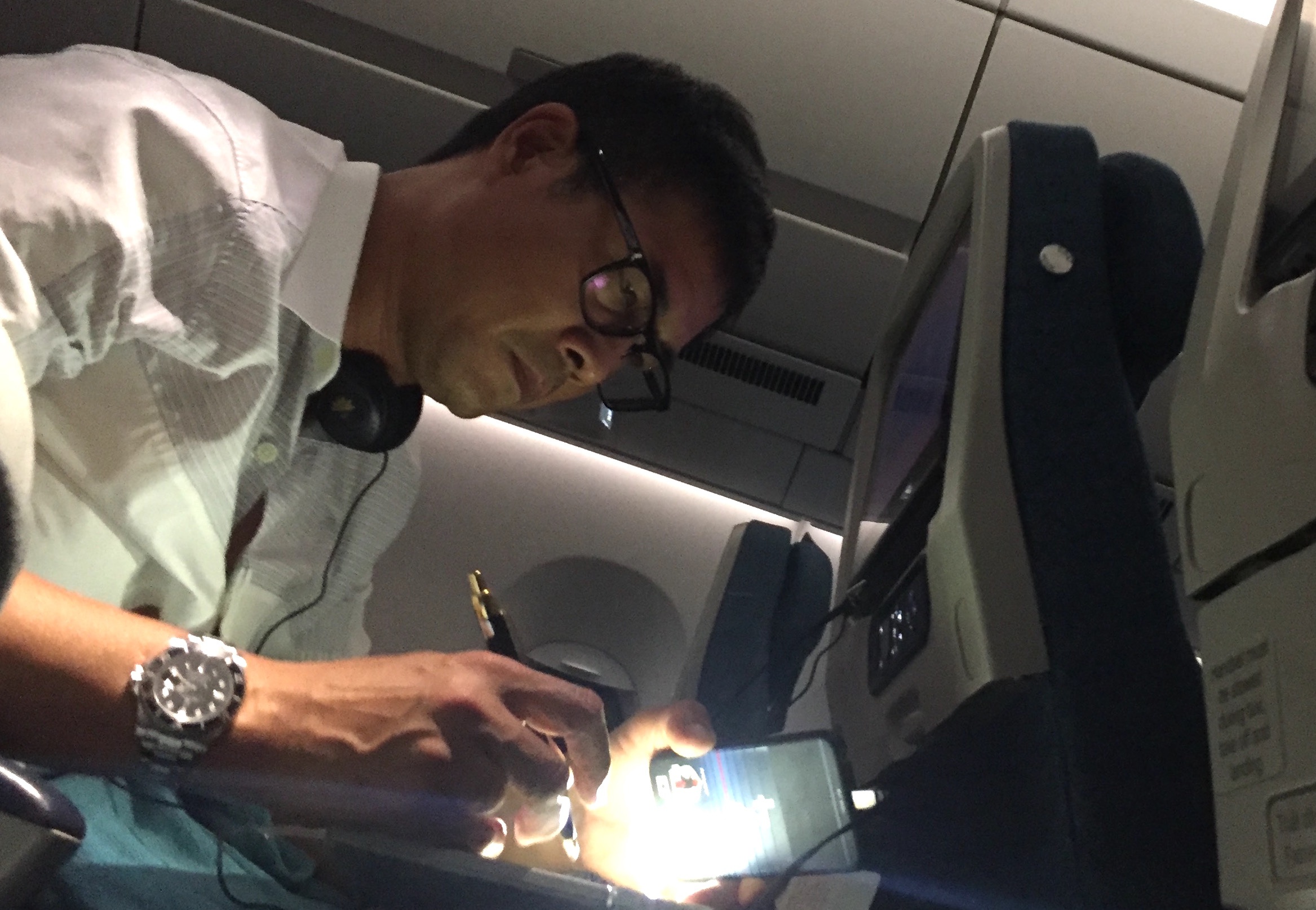 HLV Huu Thang uong thuoc nen con ho, lam viec thau dem tren may bay hinh anh