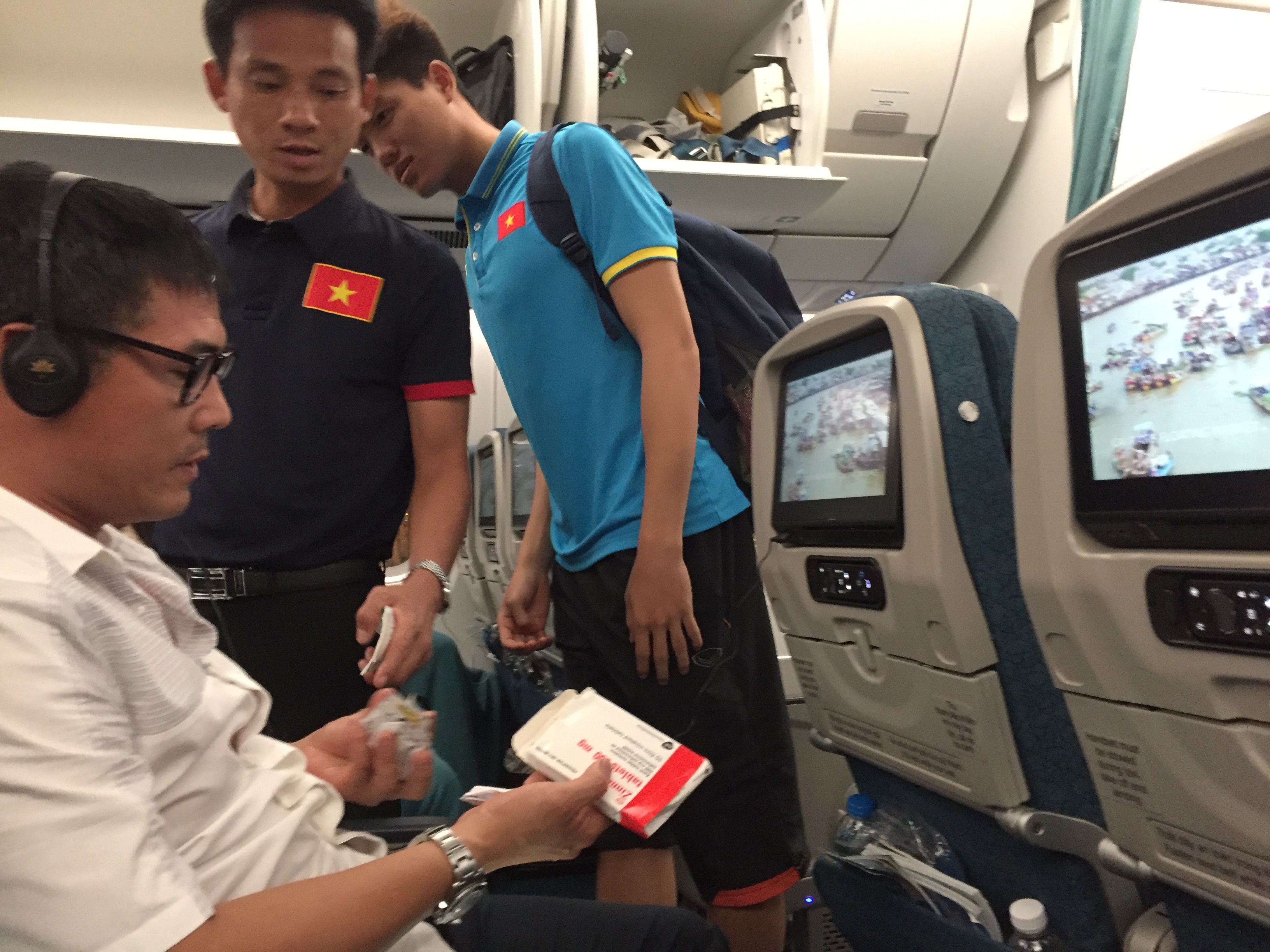 HLV Huu Thang uong khang sinh, lam viec thau dem tren may bay hinh anh