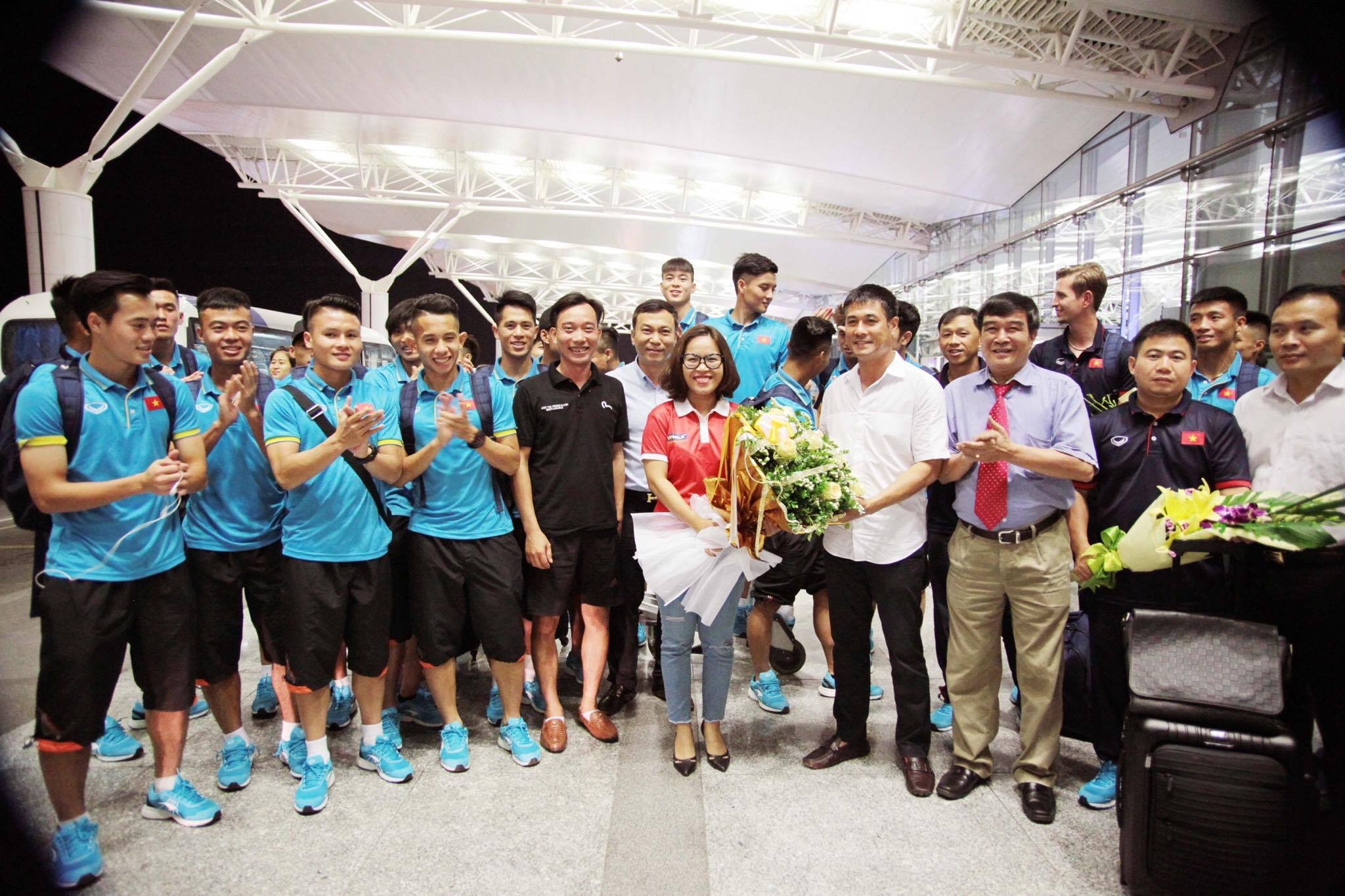 U22 Việt Nam ngủ tại sân bay ảnh 2 U22 Viet Nam ngu tai san bay anh 2