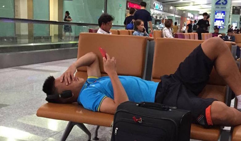 U22 Viet Nam va vat tai ghe cho san bay vi hang delay 2 tieng hinh anh