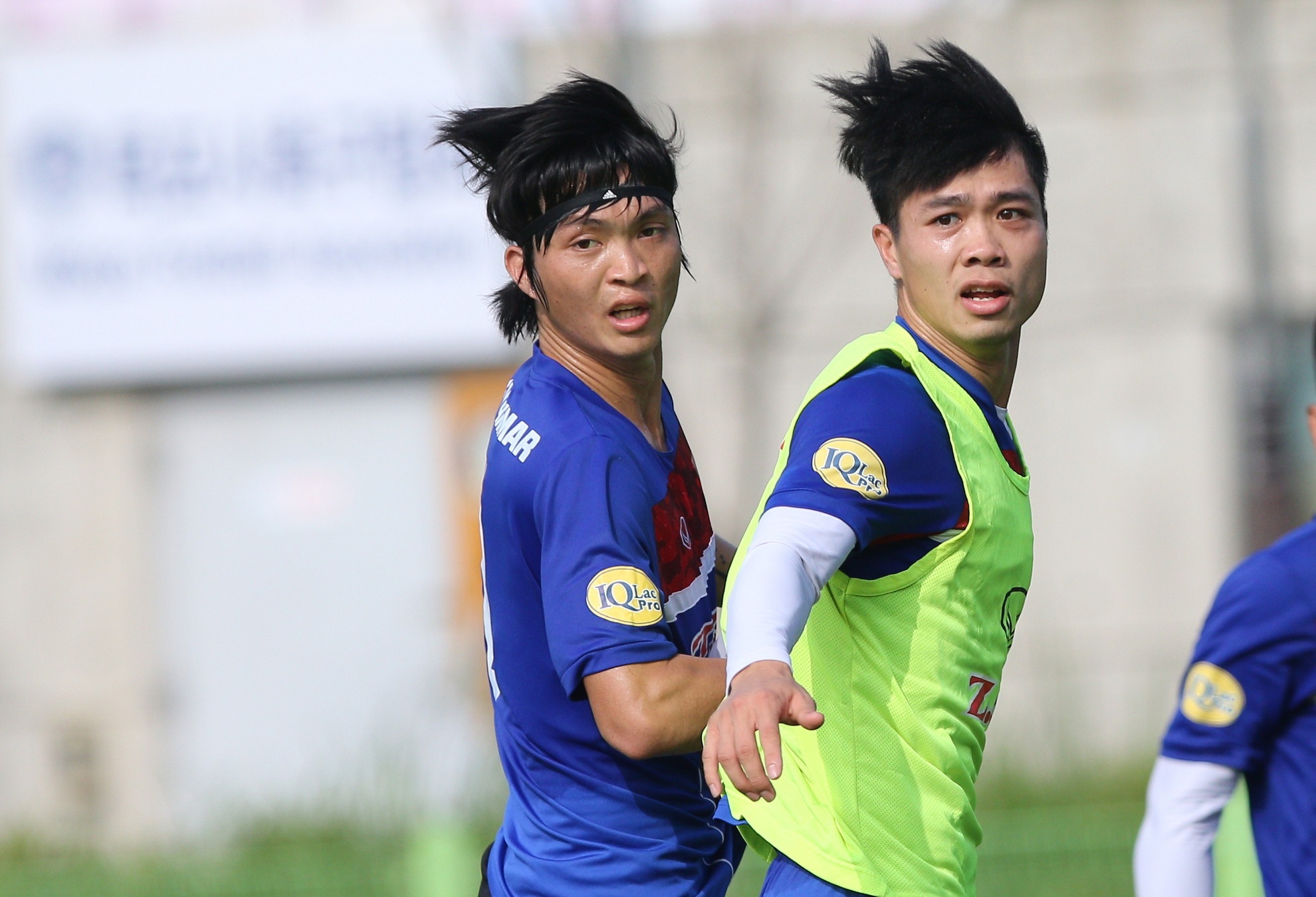 Tuan Anh bat luc de Cong Phuong ghi 2 ban o tran doi khang noi bo hinh anh