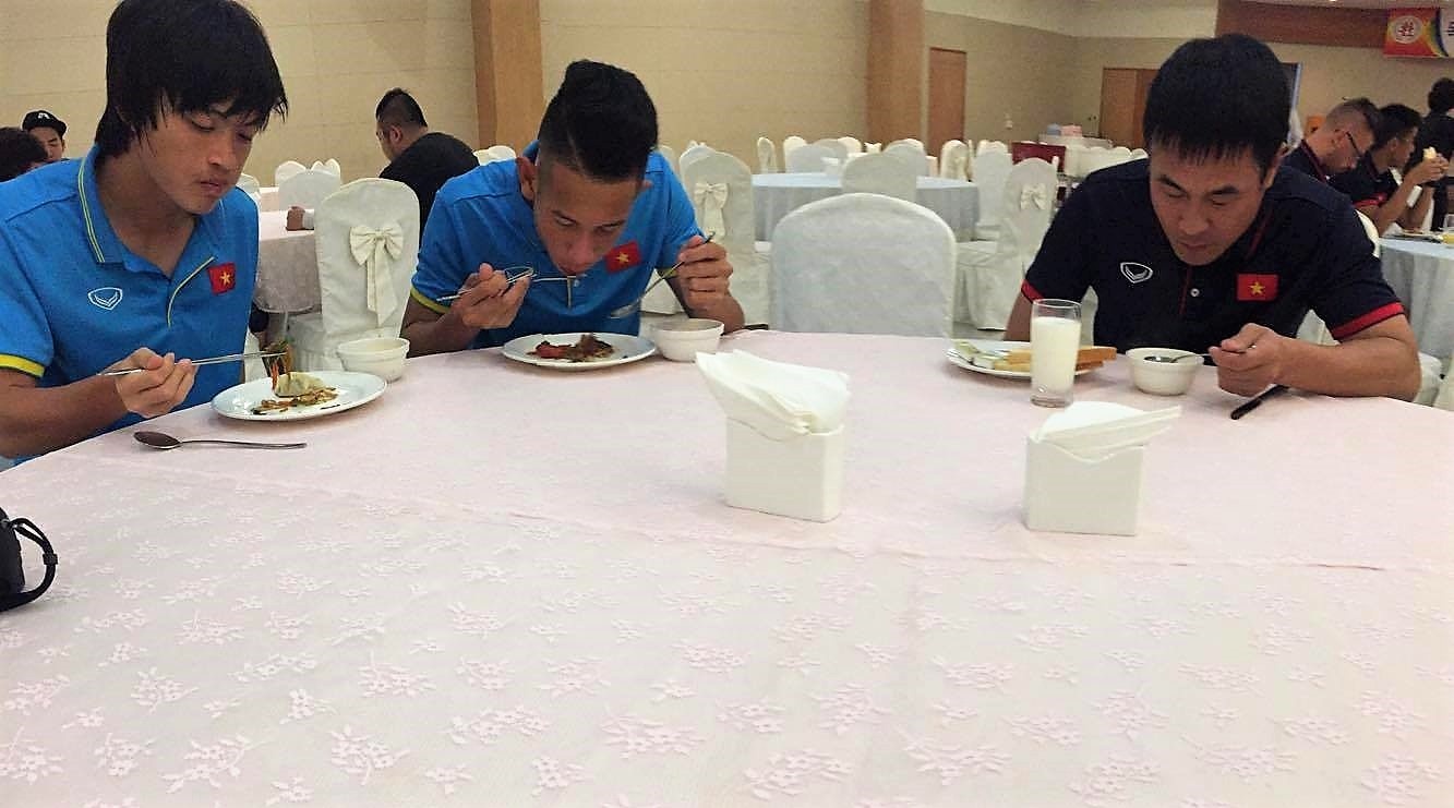 U22 Viet Nam bi mang vi su dung mi tom o Han Quoc hinh anh