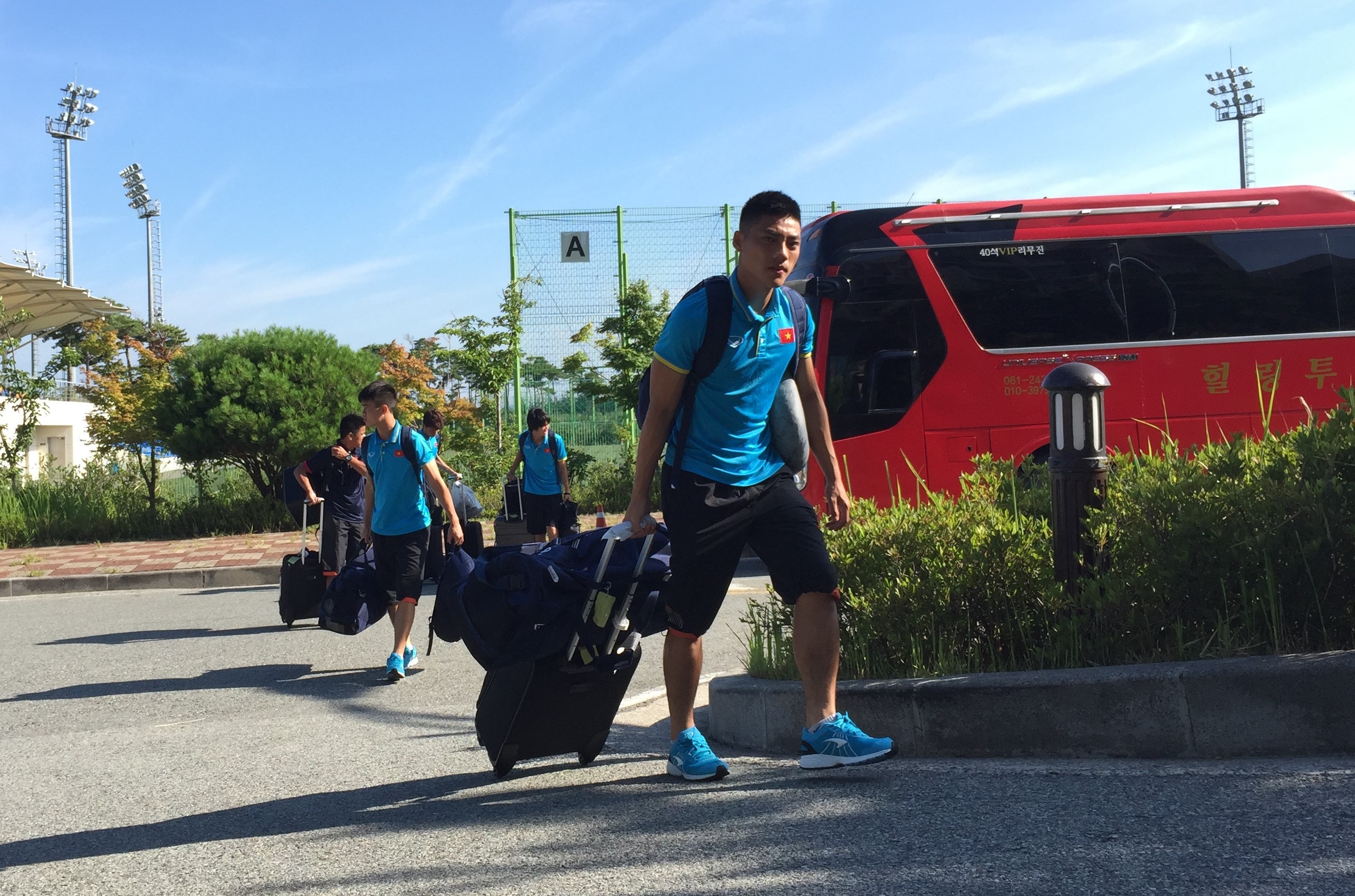 U22 Viet Nam chuyen ve dong quan tai Trung tam bong da Mokpo hinh anh