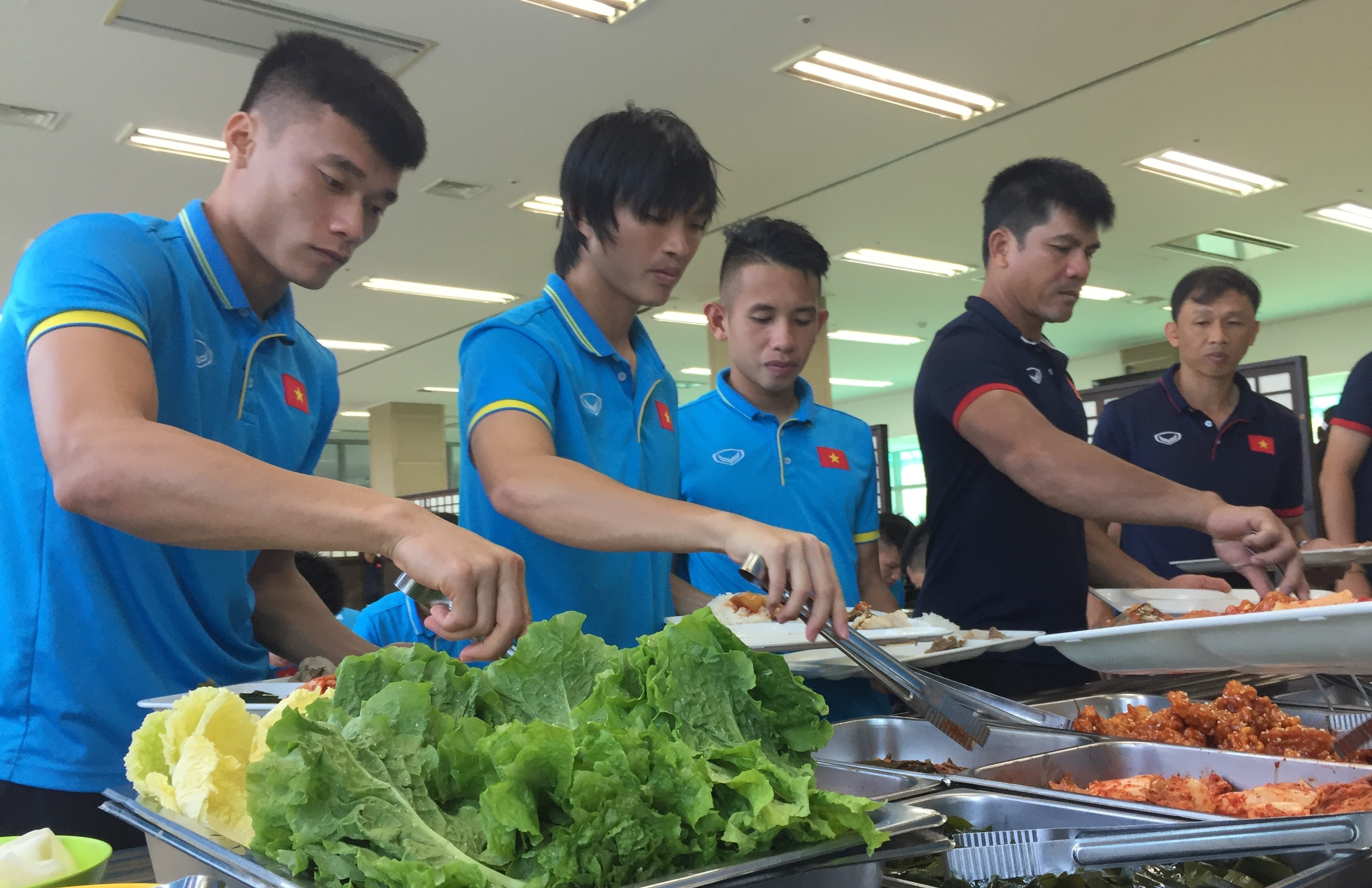 U22 Viet Nam hai long voi bua an thinh soan nhat tu ngay sang Han Quoc hinh anh