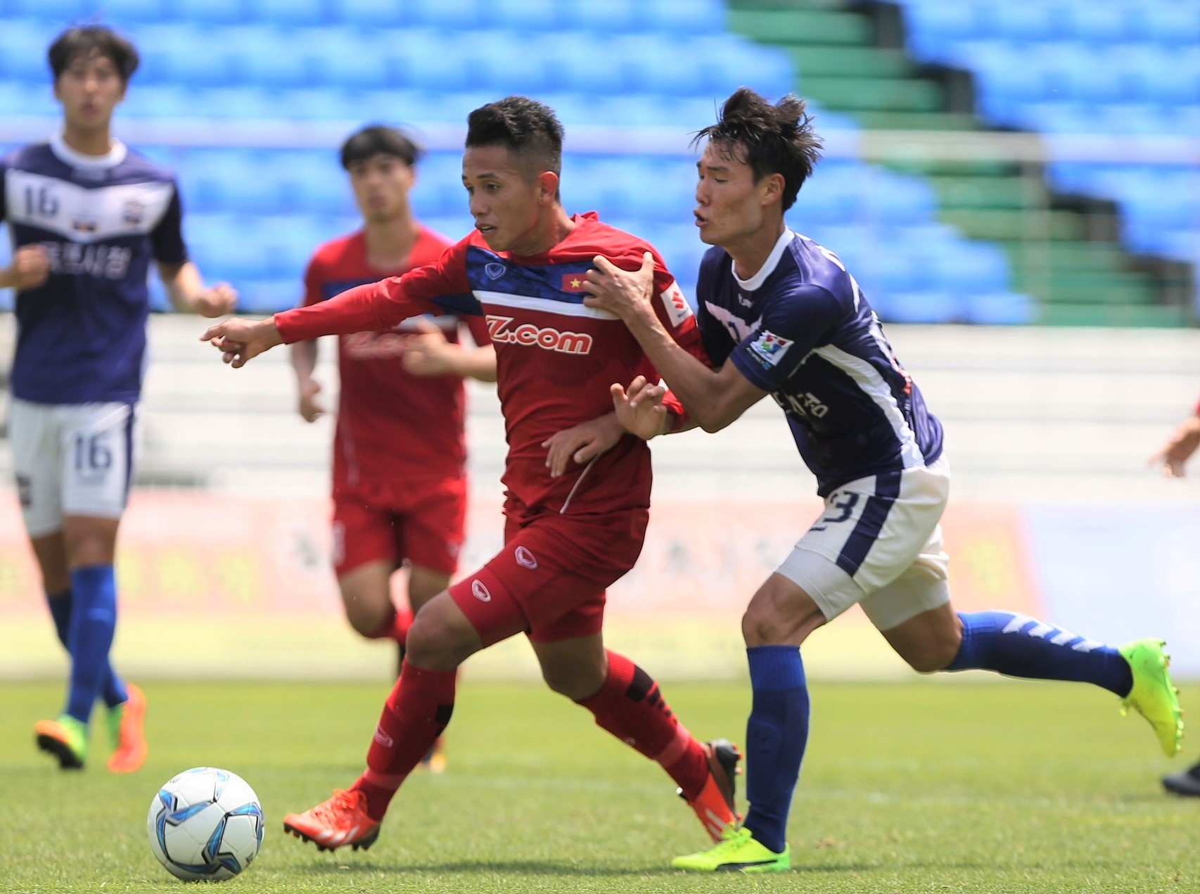 Cau thu U22 Viet Nam dau CLB Han Quoc duoi nang nong giua trua hinh anh