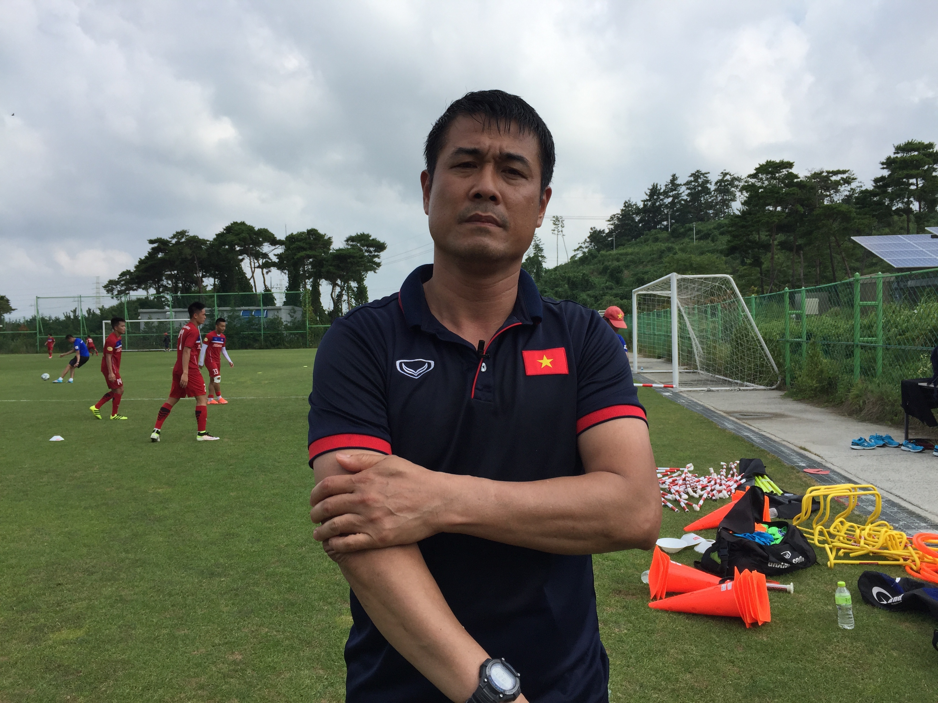 HLV Huu Thang phu nhan tin loai 4 cau thu o Han Quoc hinh anh