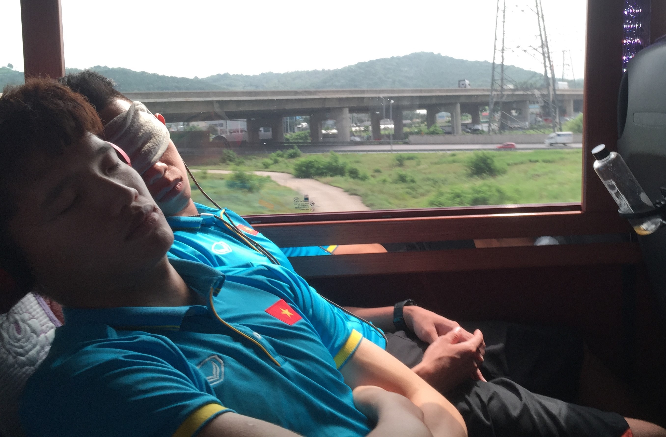 U22 Viet Nam nhoc nhan voi lich di chuyen sang Malaysia hinh anh