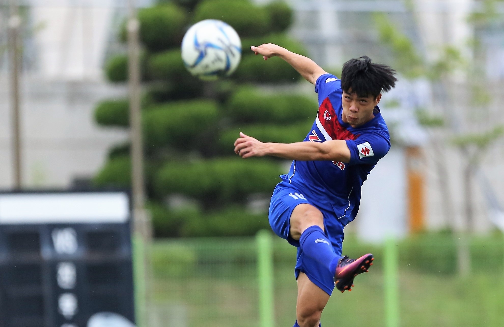 U22 Viet Nam tap sut bong song trong buoi tap cuoi o Han Quoc hinh anh