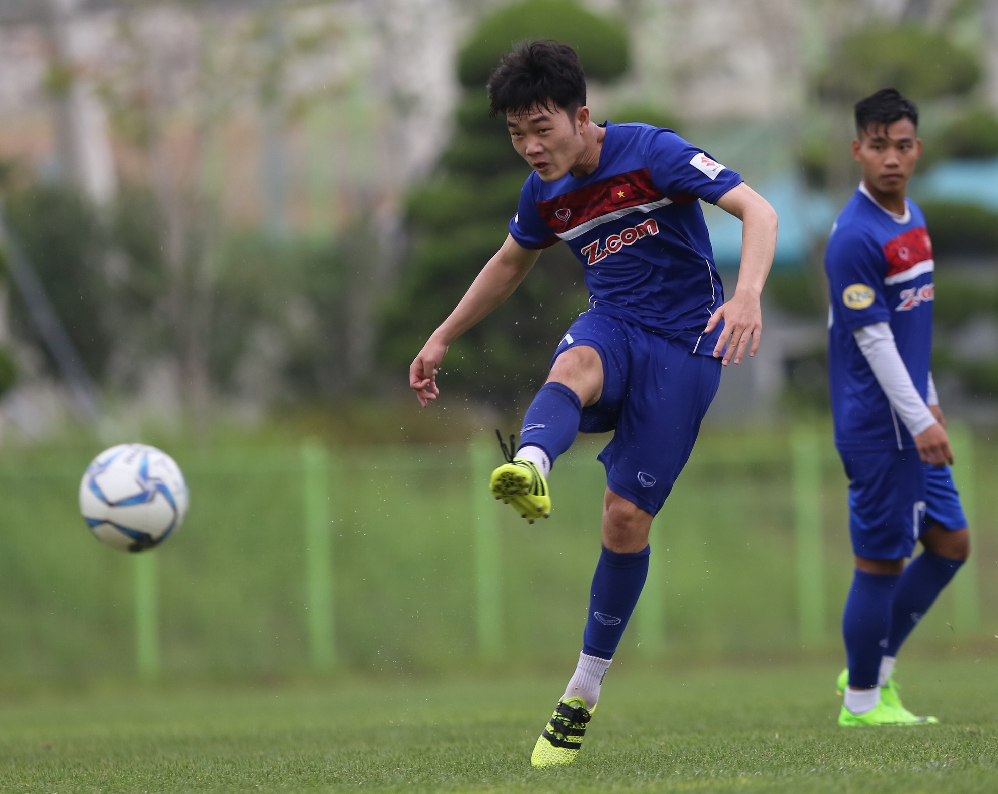 Xuan Truong, Cong Phuong tap dut diem bong song o Han Quoc hinh anh