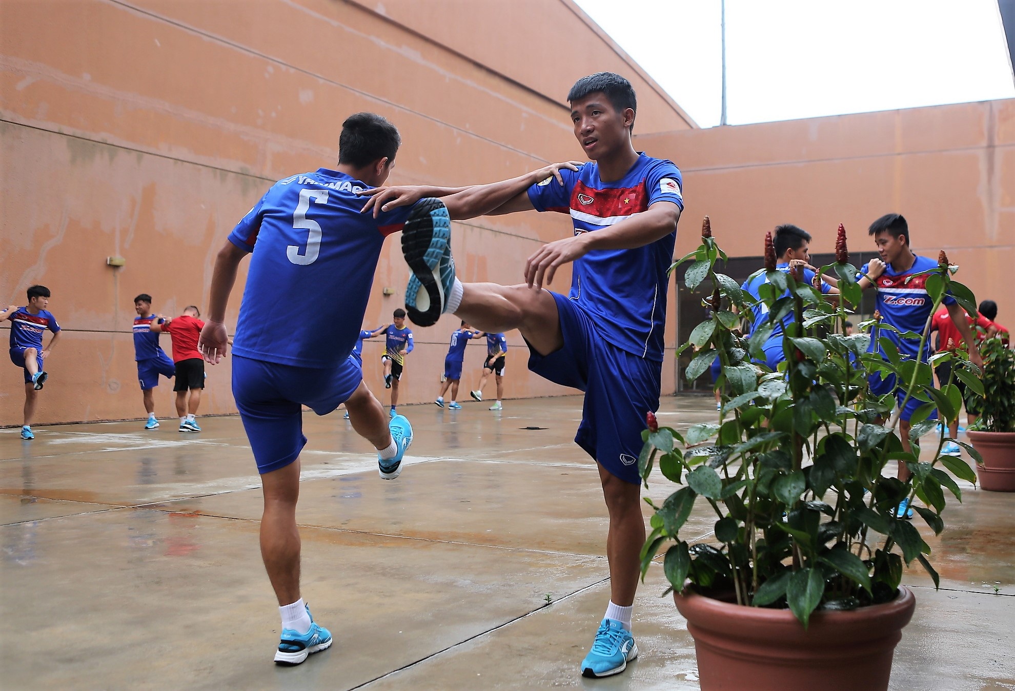 U22 Viet Nam tap o hanh lang anh 5