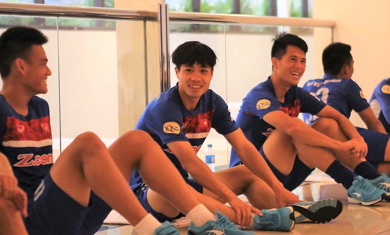 U22 Viet Nam tap o hanh lang khach san trong buoi dau tai Malaysia hinh anh