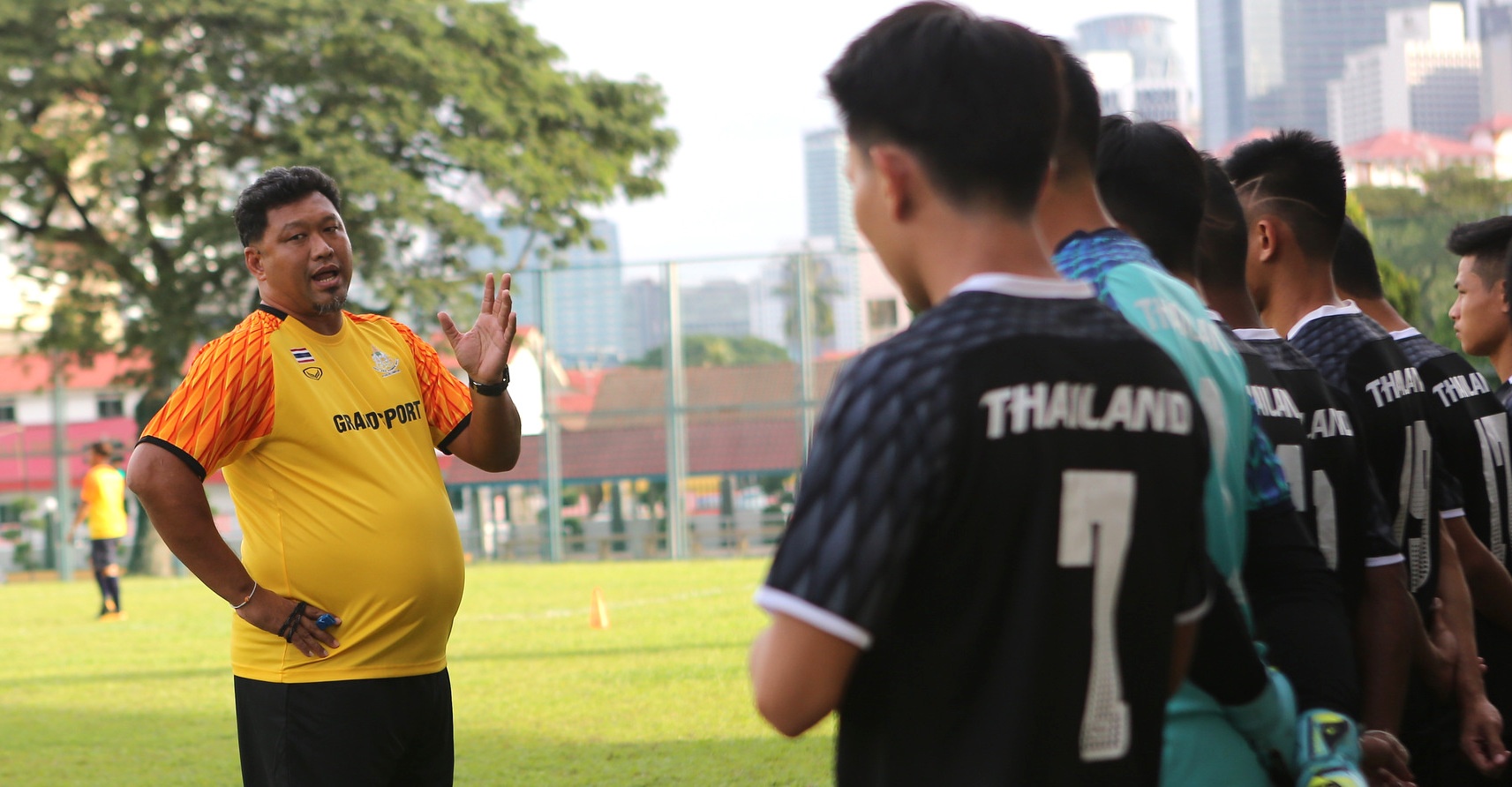 HLV Thai Lan that vong vi doi nha anh 1