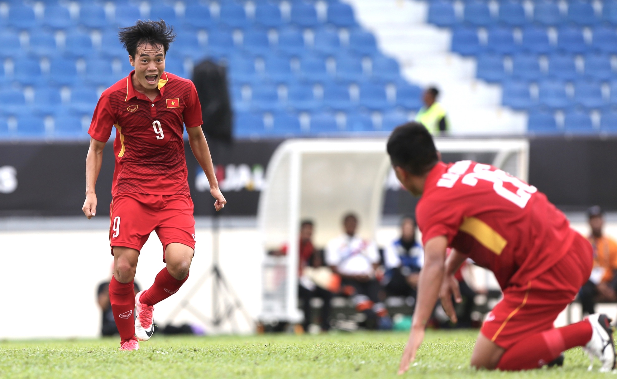 Xuan Truong Cong Phuong bao ve Van Toan, anh 4