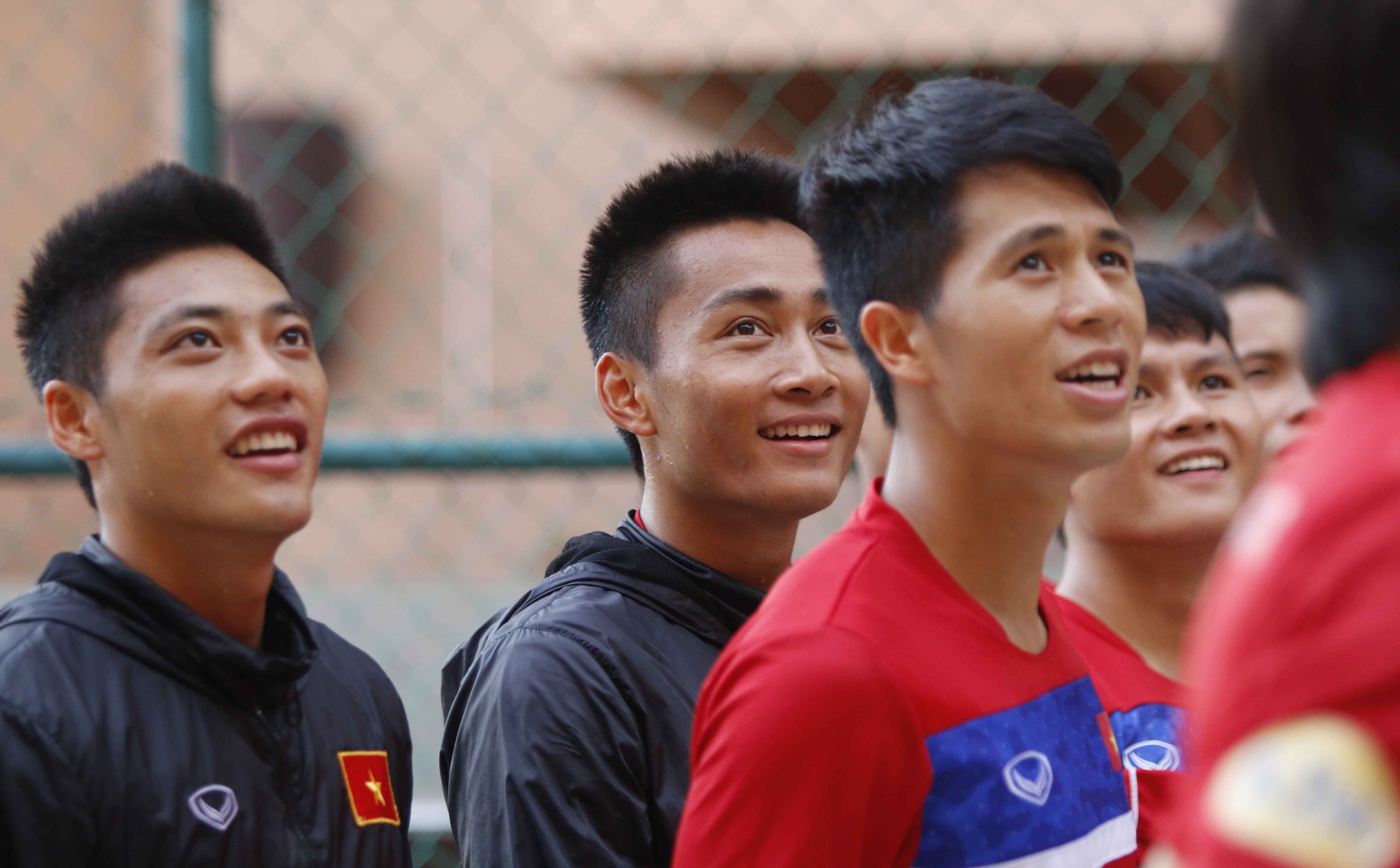 Ho Tuan Tai vui dua truoc tran Thai Lan, anh 7