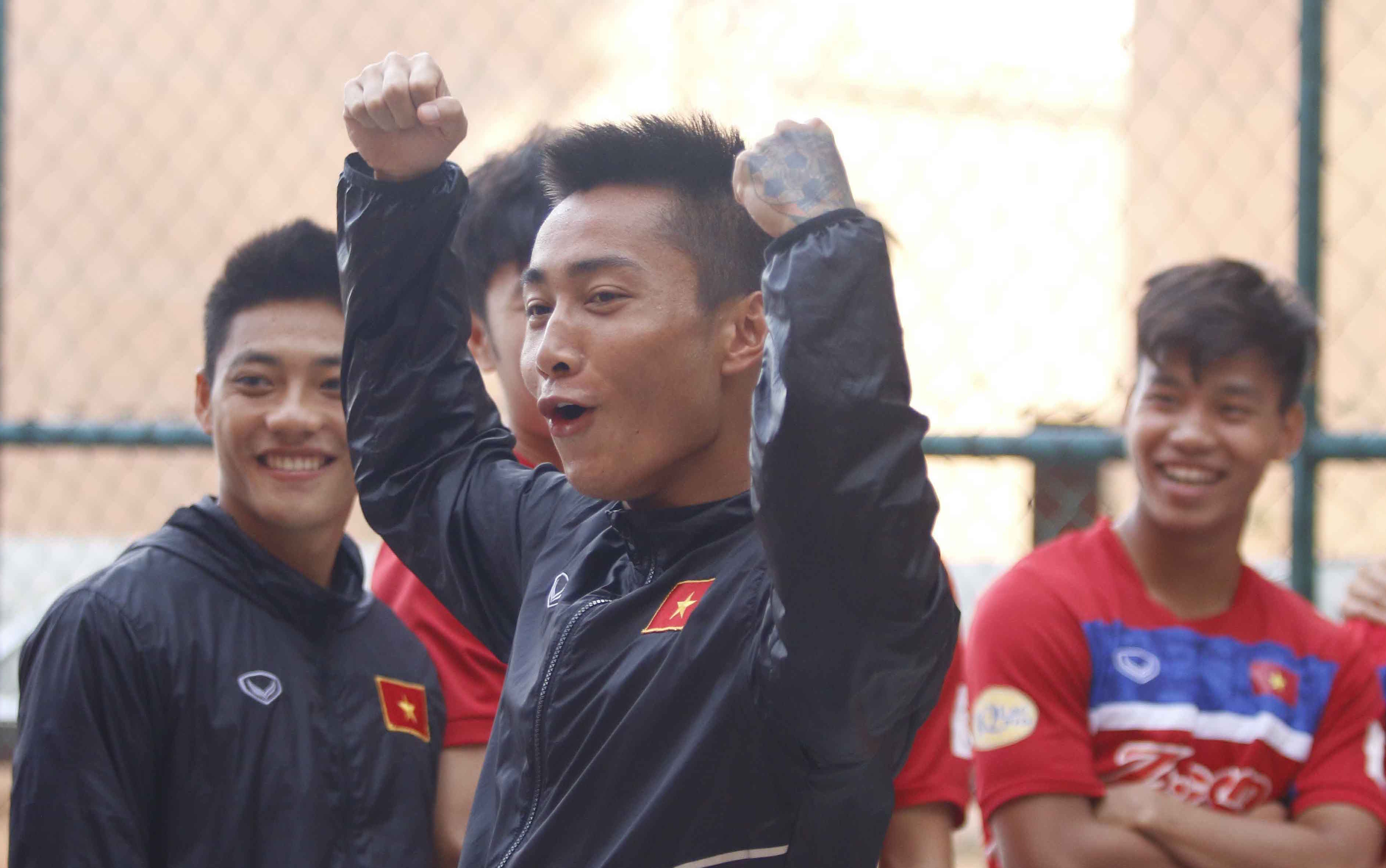 Ho Tuan Tai vui dua cung dong doi truoc tran quyet dau U22 Thai Lan hinh anh