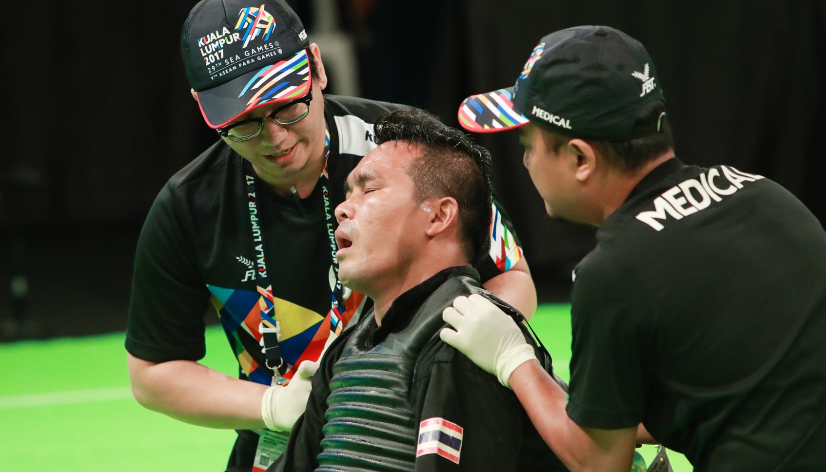 Doi thu Thai Lan ngat 2 lan de 'an va' vo si Viet Nam hinh anh