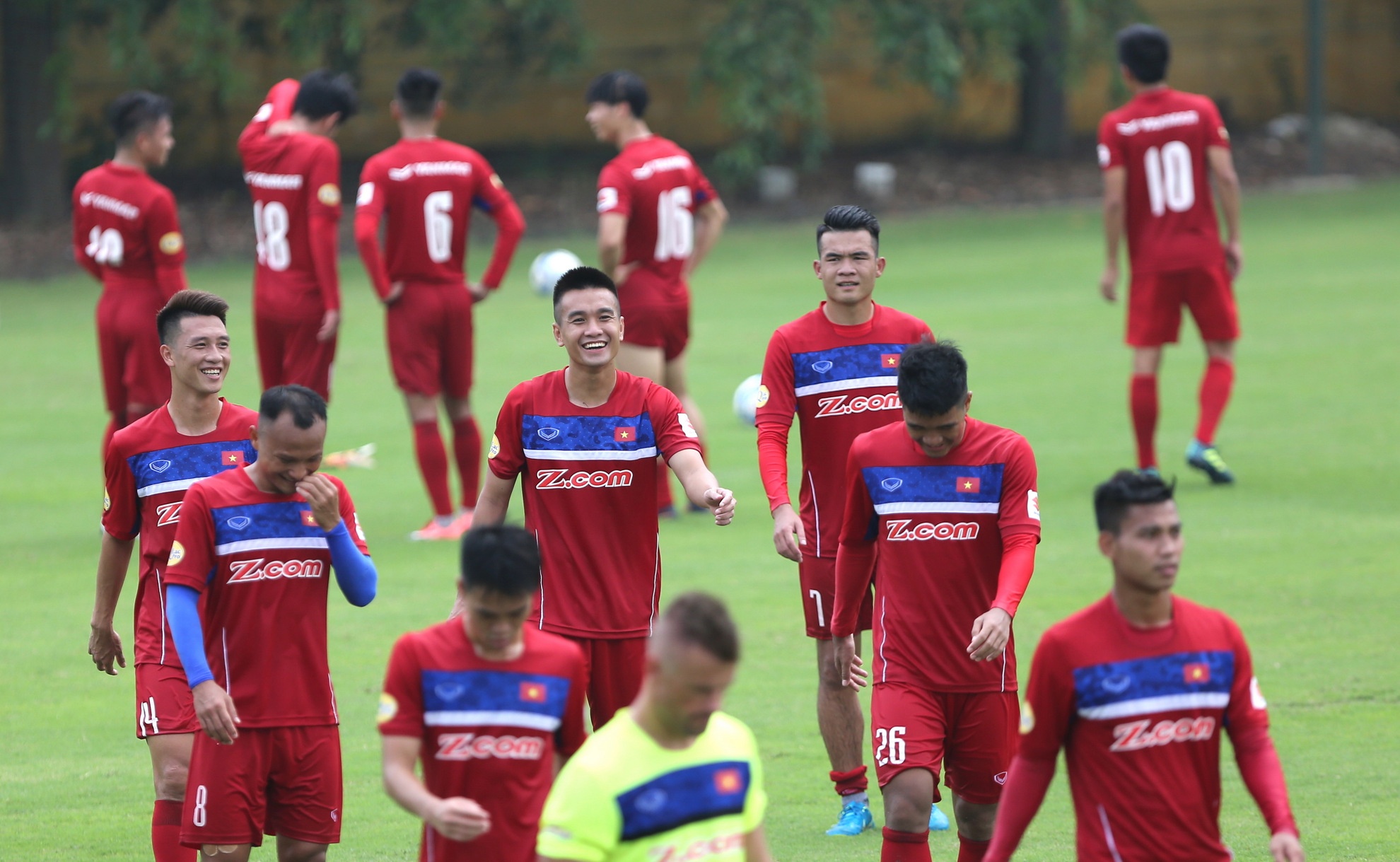 Tuyen Viet Nam tap phoi hop nho truoc tran gap Campuchia hinh anh