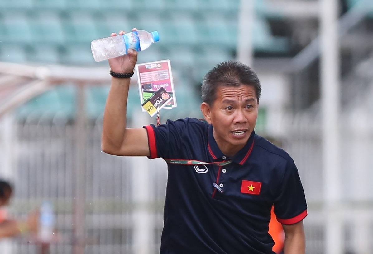 HLV Hoang Anh Tuan tuc gian nem chai nuoc vi U18 VN tu man hinh anh