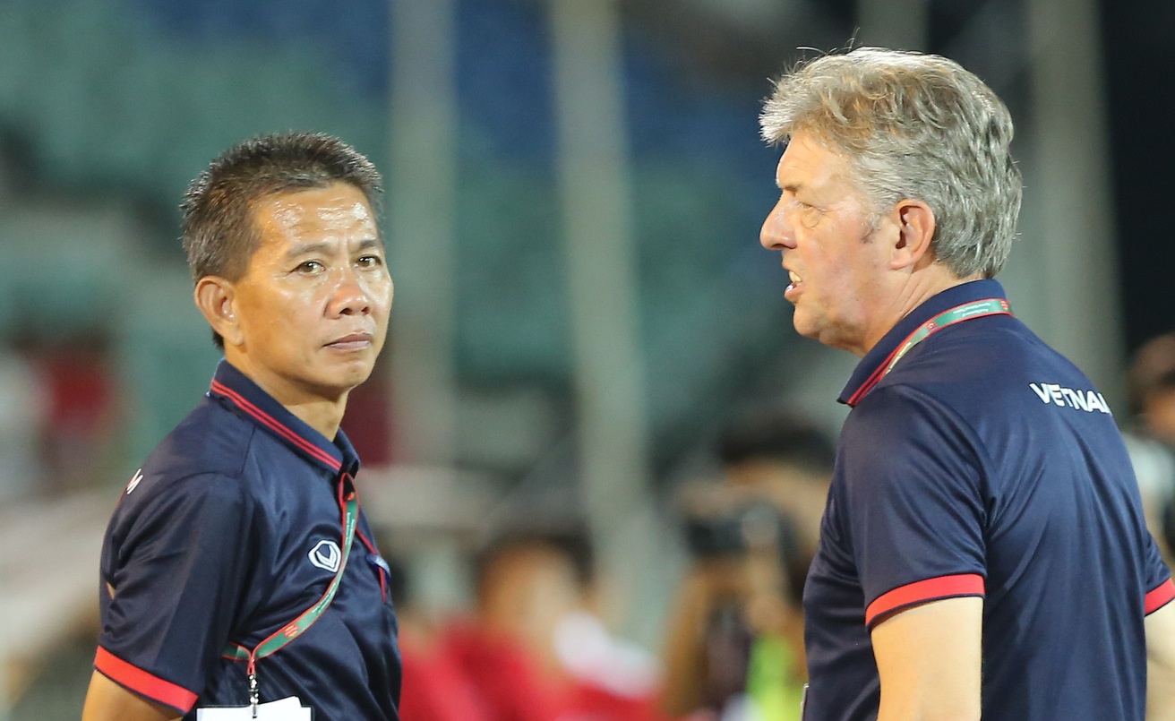 HLV Hoang Anh Tuan va Gede lang nguoi sau that bai cua U18 Viet Nam hinh anh