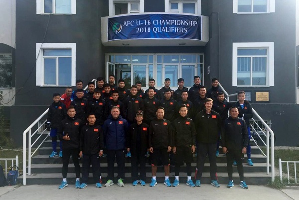 U16 Viet Nam lam quen san nhan tao, anh 2